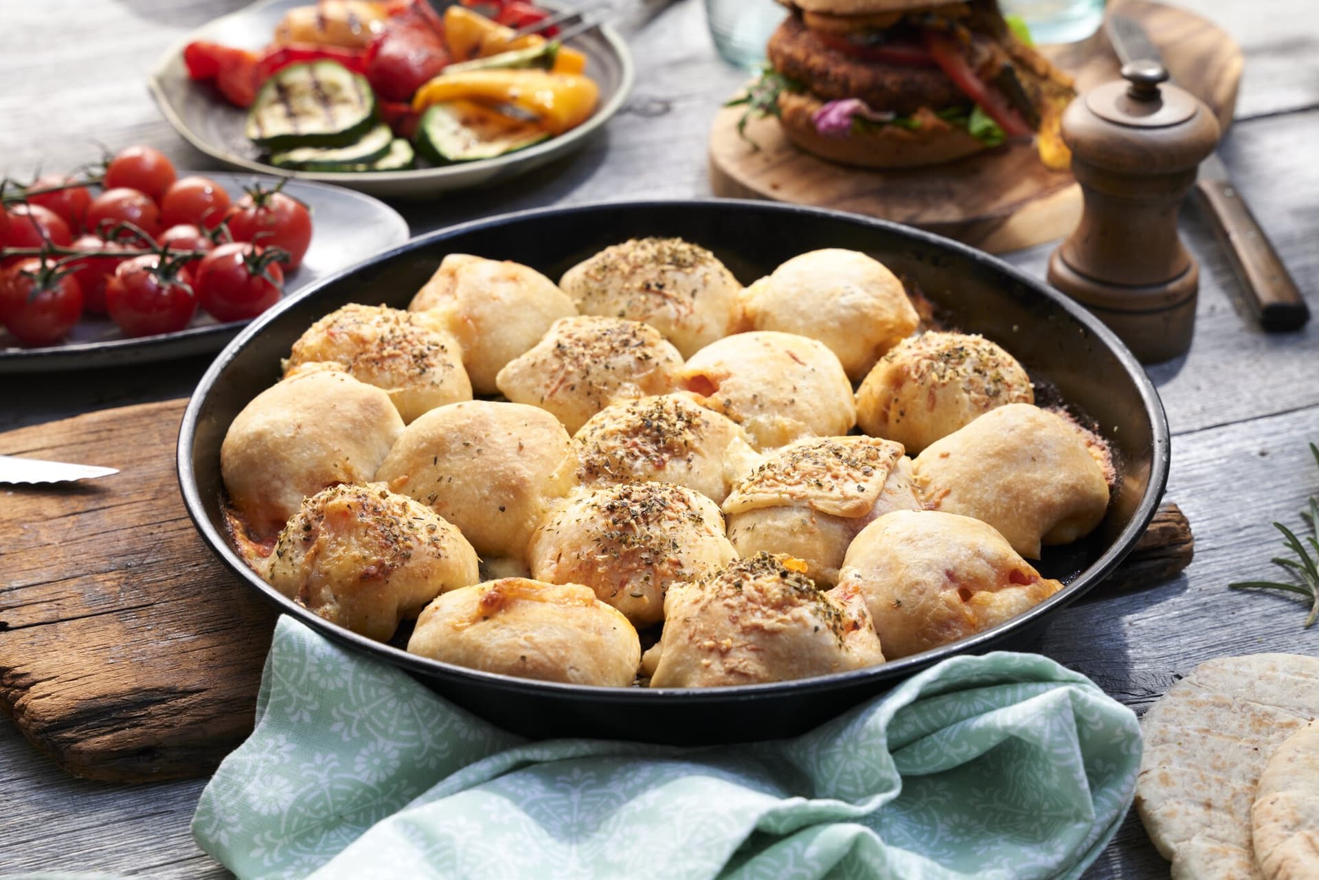Einfache Pizzabrötchen aus fertigem Pizzateig