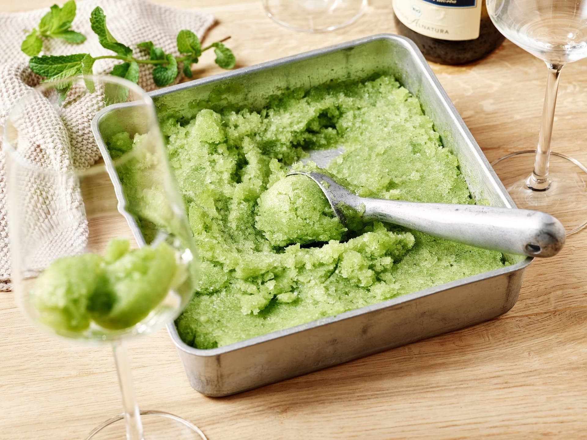 Gurkensorbet mit Limette auf Zitronenlimonade