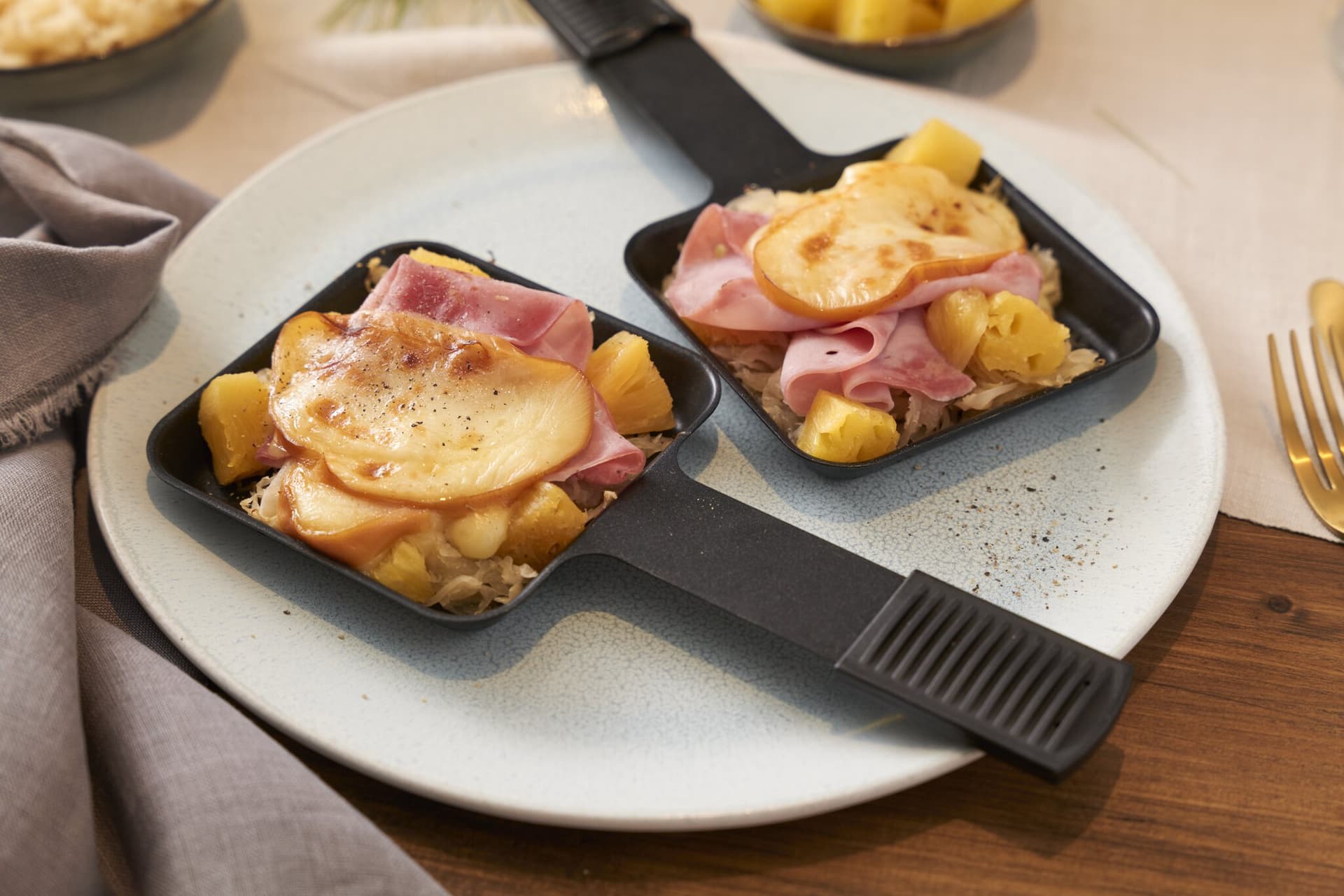 Raclette-Pfännchen mit Ananas und Sauerkraut