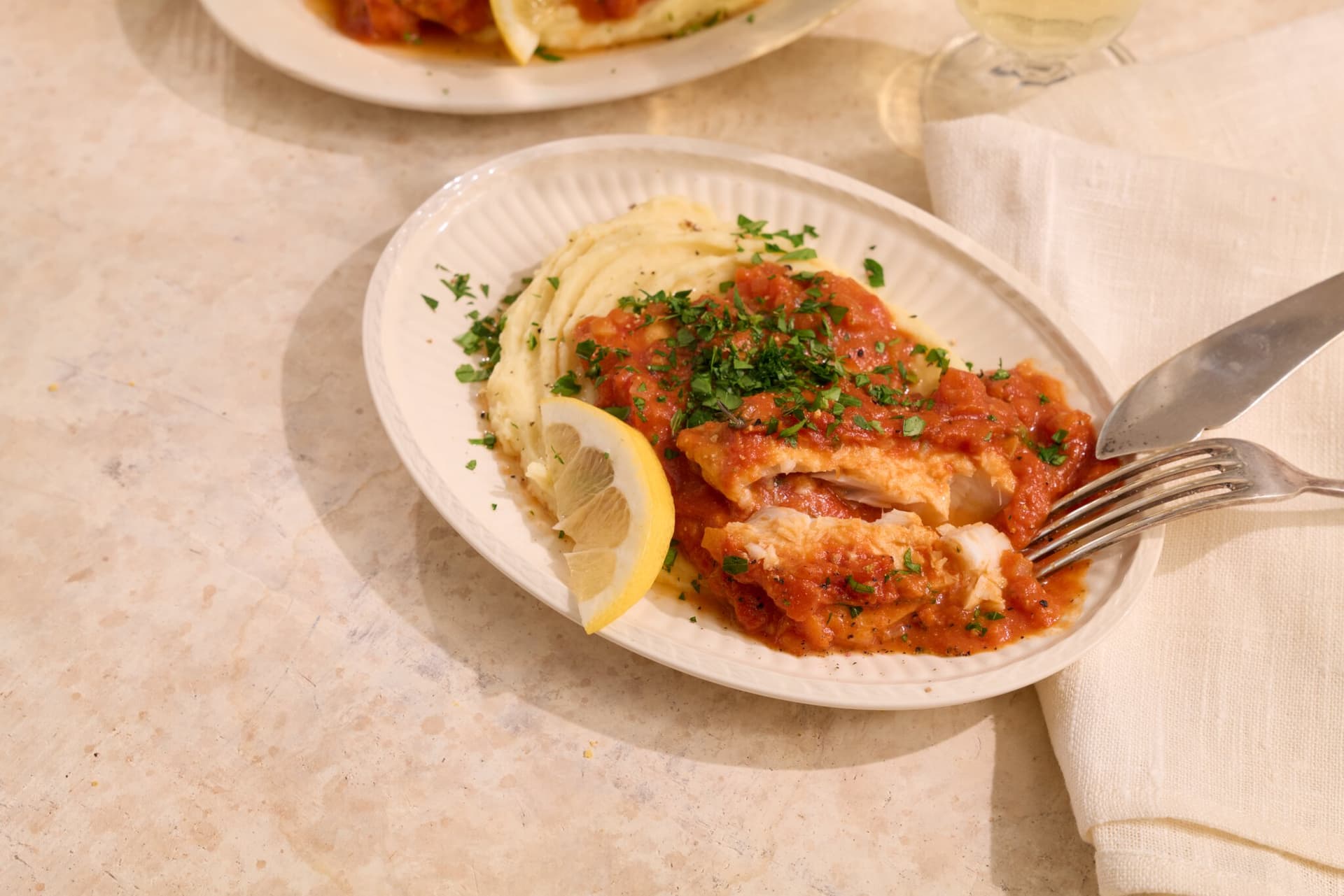 Überbackene Fischfilets in würziger Tomatensauce 