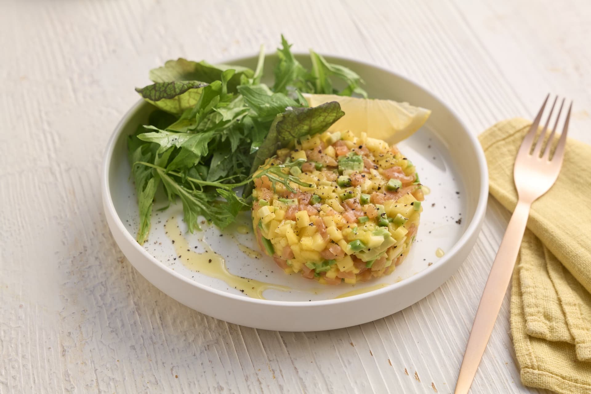 Räucherlachs-Tatar in Mangosalsa