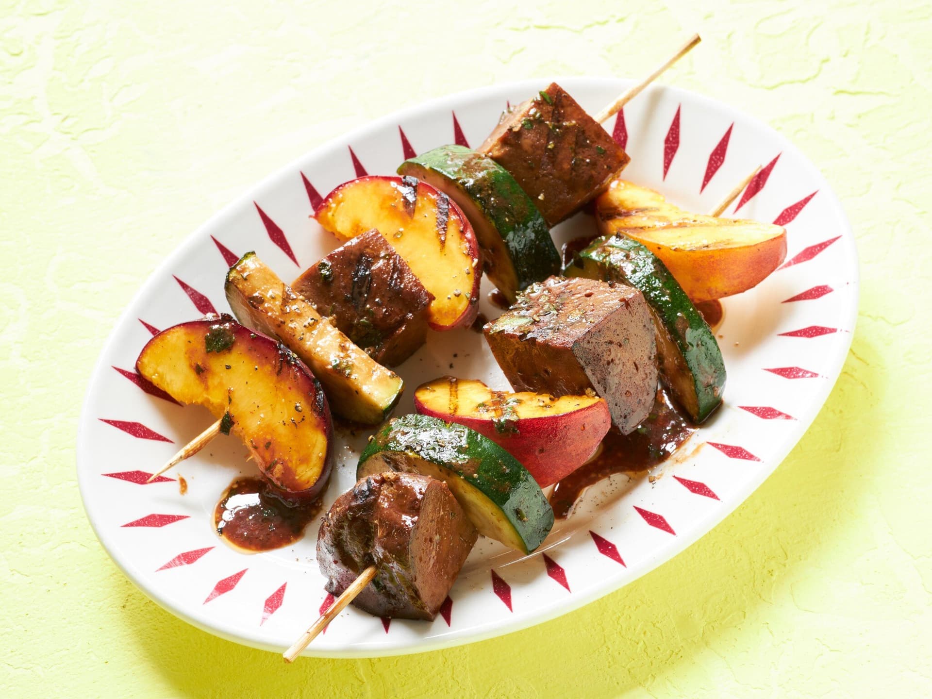 Seitanspieße mit Zucchini und Pfirsich