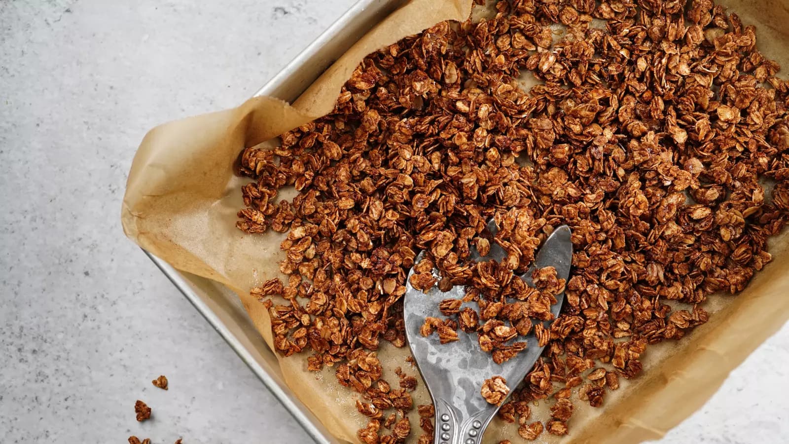 Crunchy auf dem Backblech mit Datteln und Kakao.