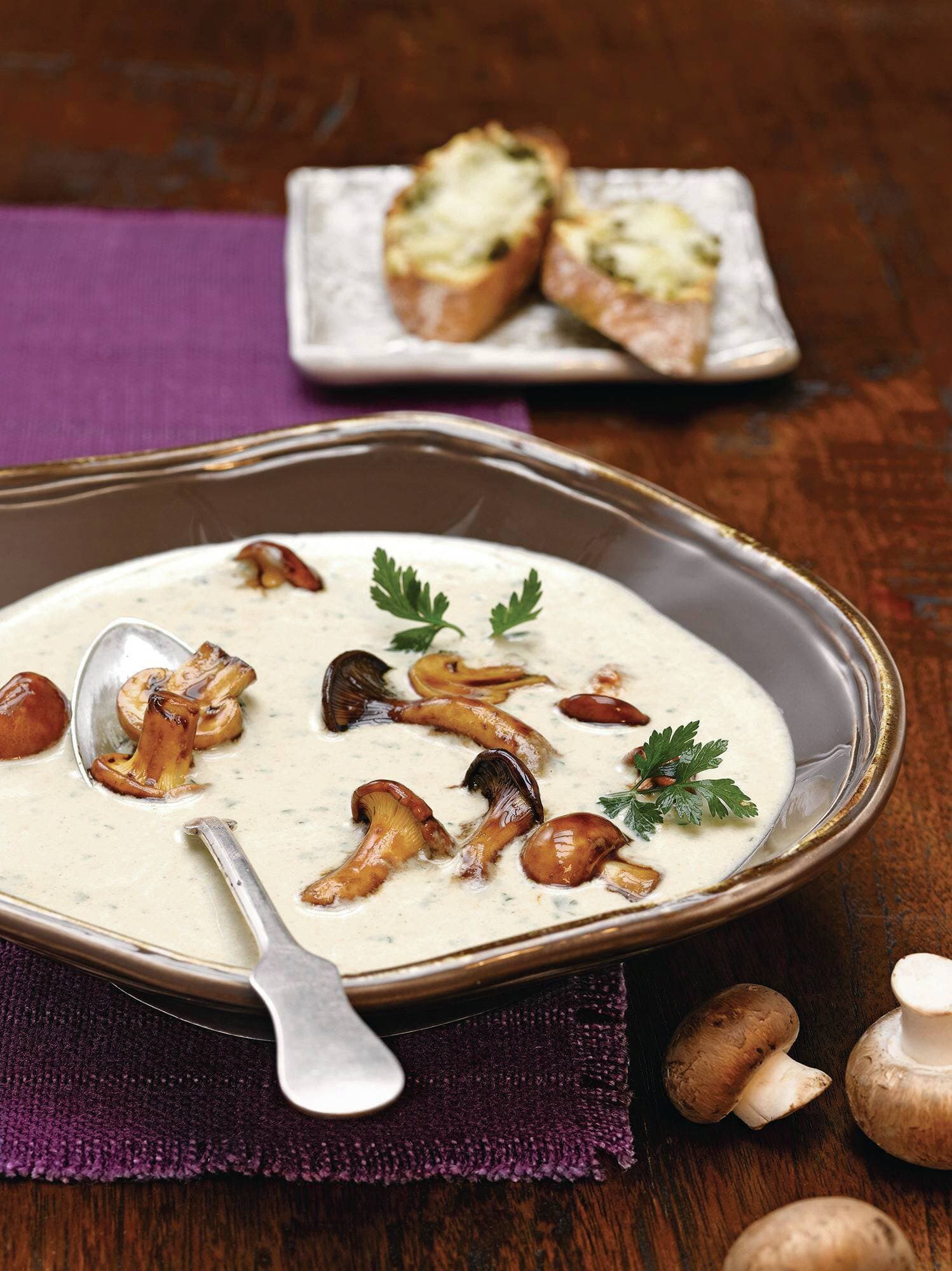 Pilzcremesuppe mit gratiniertem Pesto-Baguette