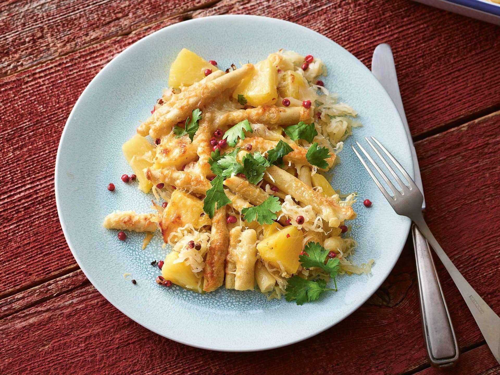 Schupfnudel-Ananas-Auflauf mit Sauerkraut und Gruyère