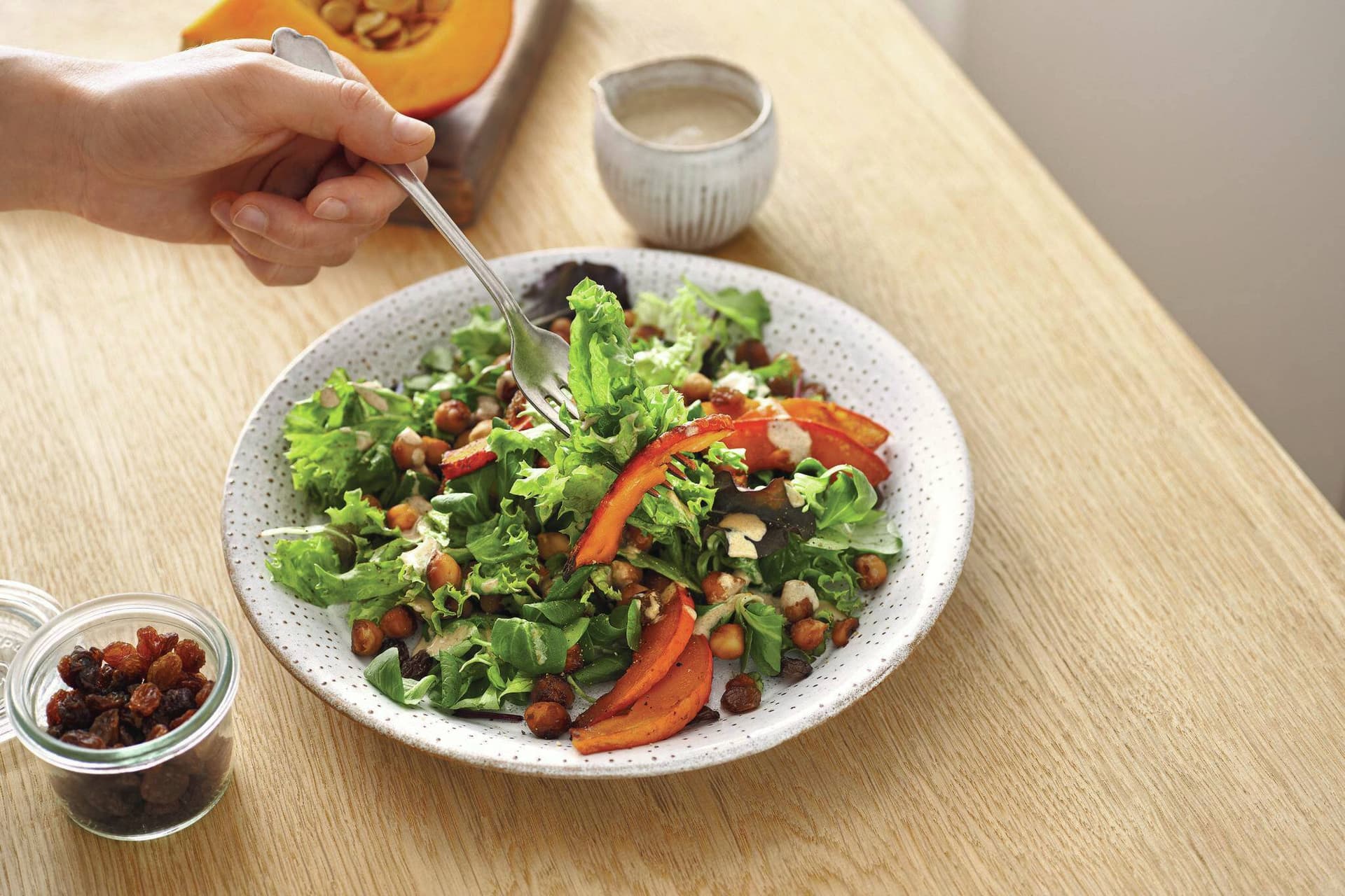 Wintersalat mit glasiertem Miso-Kürbis aus dem Ofen