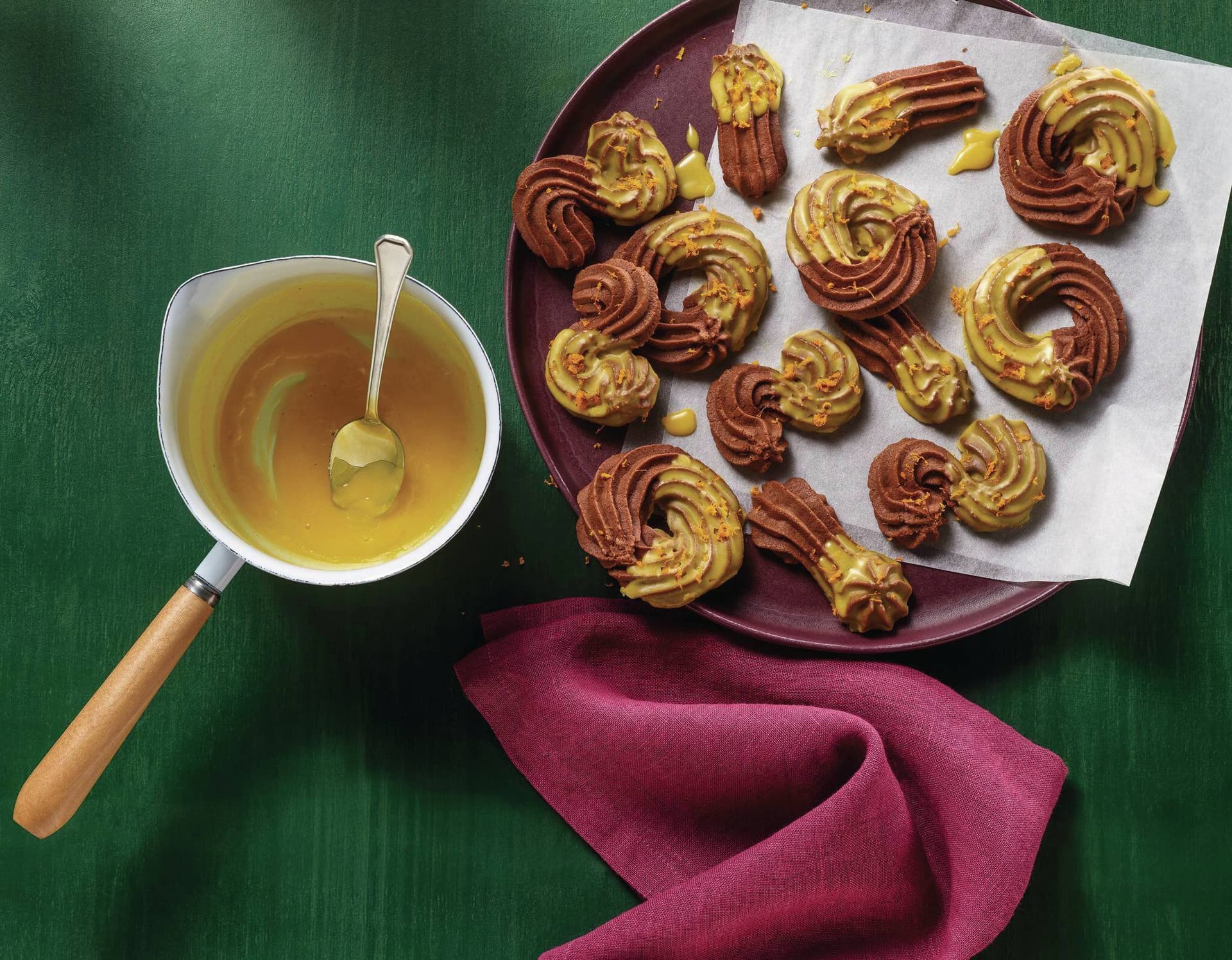 Dunkles Spritzgebäck mit Orangen-Kurkuma-Glasur