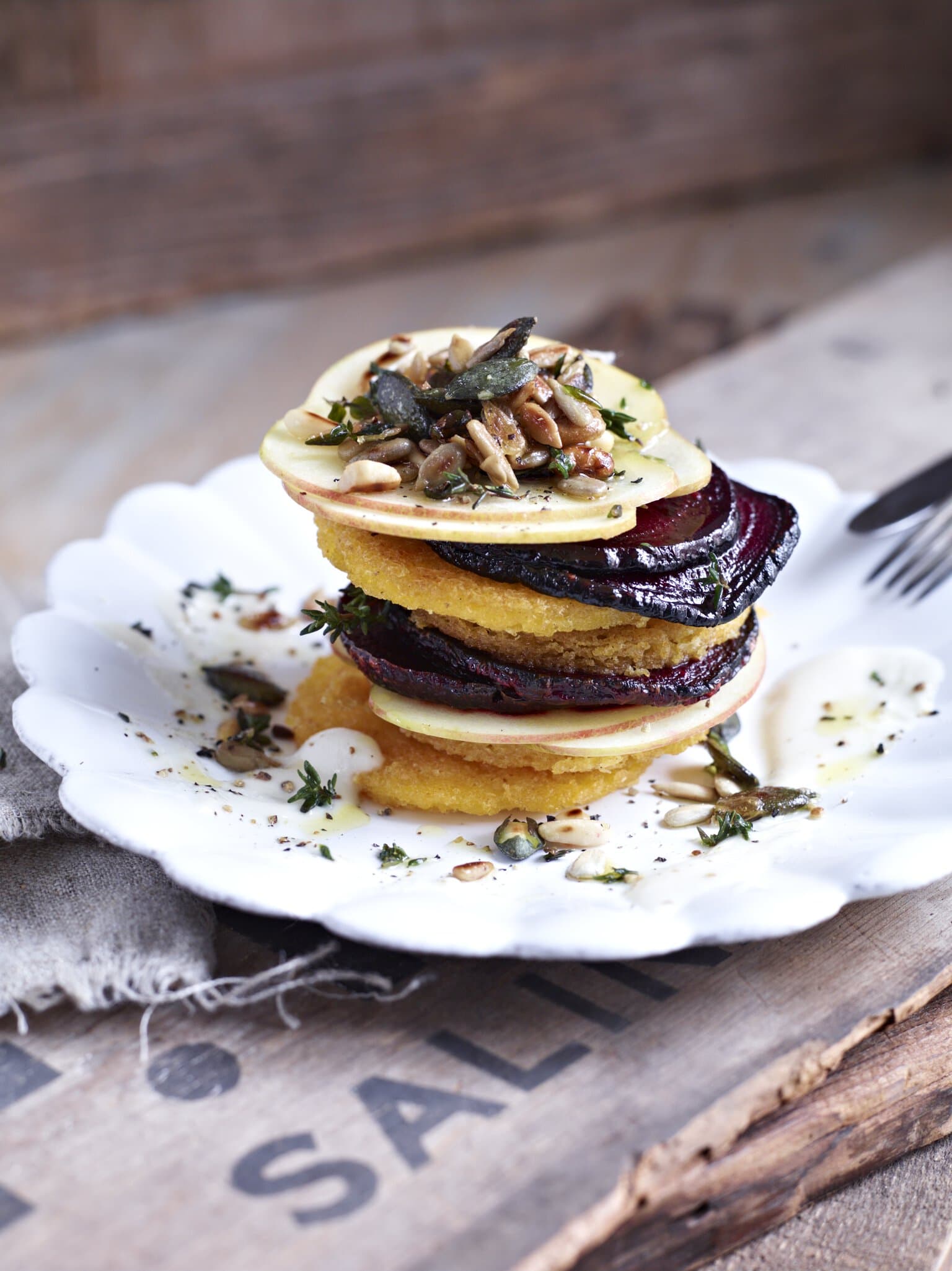 Polenta-Türmchen mit Roter Bete