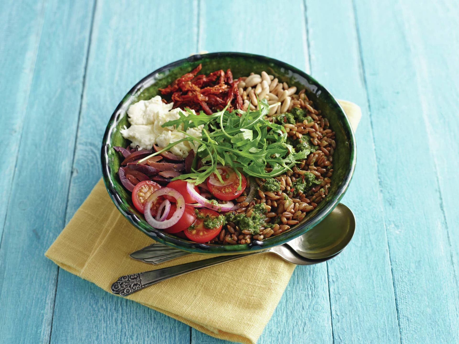 Mediterraner Roggensalat mit Tomaten und Oliven
