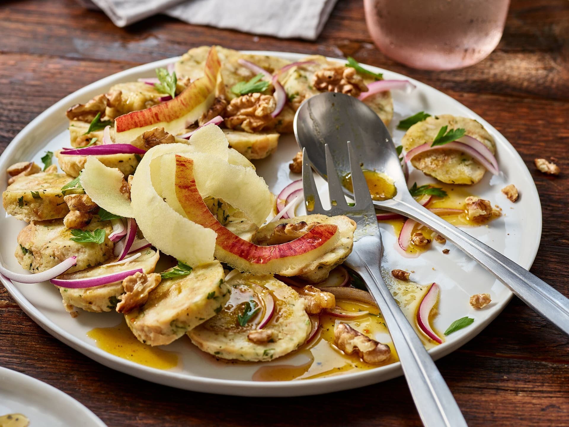 Knödelsalat mit Apfel und Walnuss