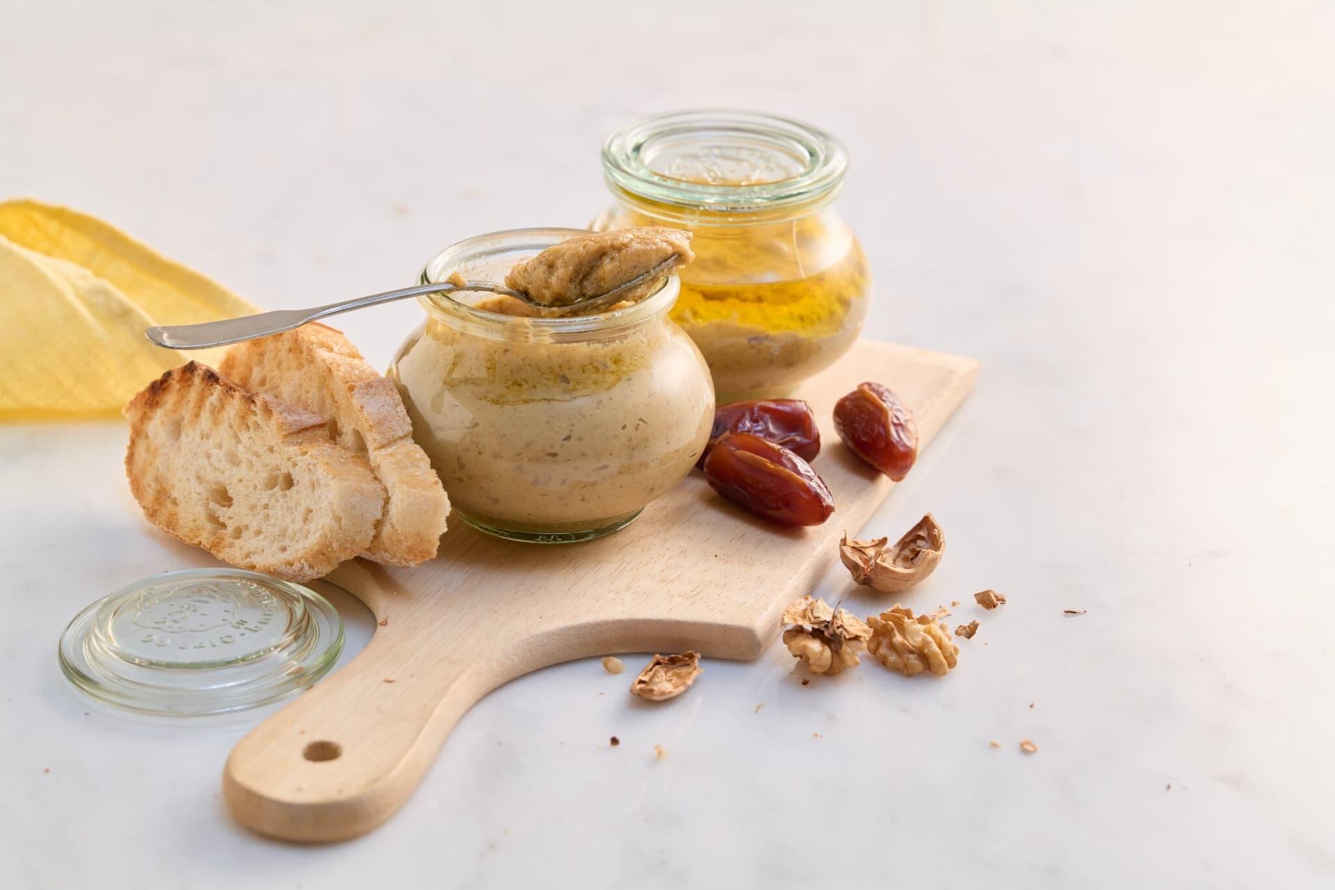 Dattel-Walnuss-Pesto mit Ricotta und Leinöl