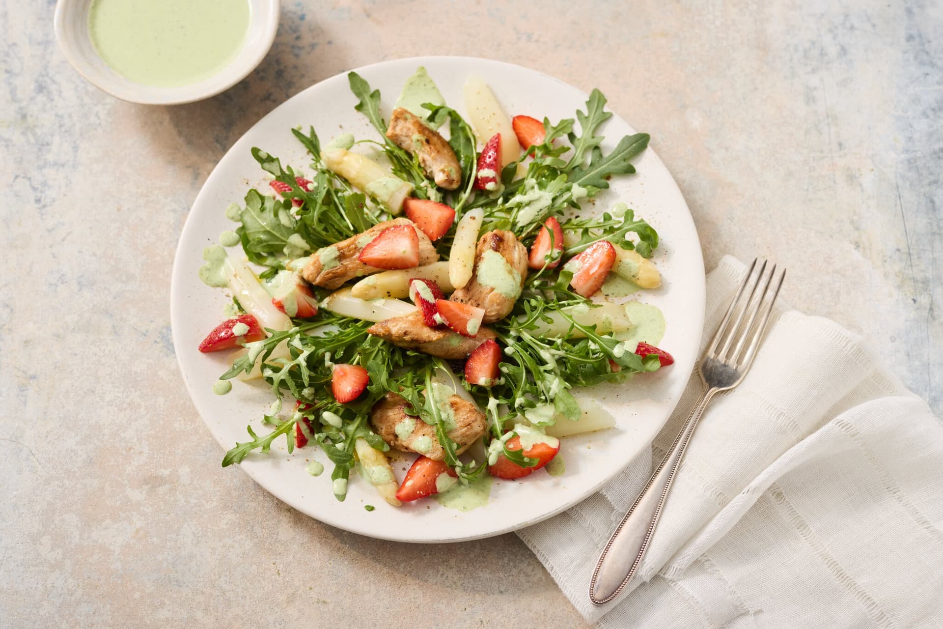 Erdbeer-Spargel-Salat mit Putenbruststreifen