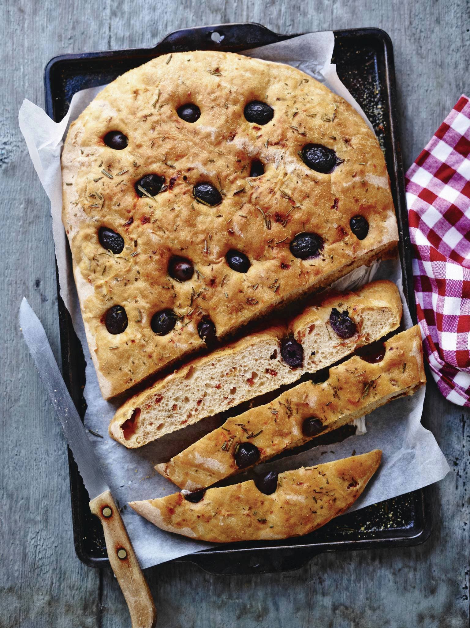 Focaccia mit Rosmarin, getrockneten Tomaten und Oliven