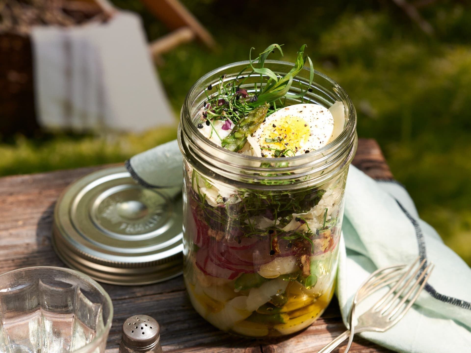 Knackiger Spargelsalat mit Ei