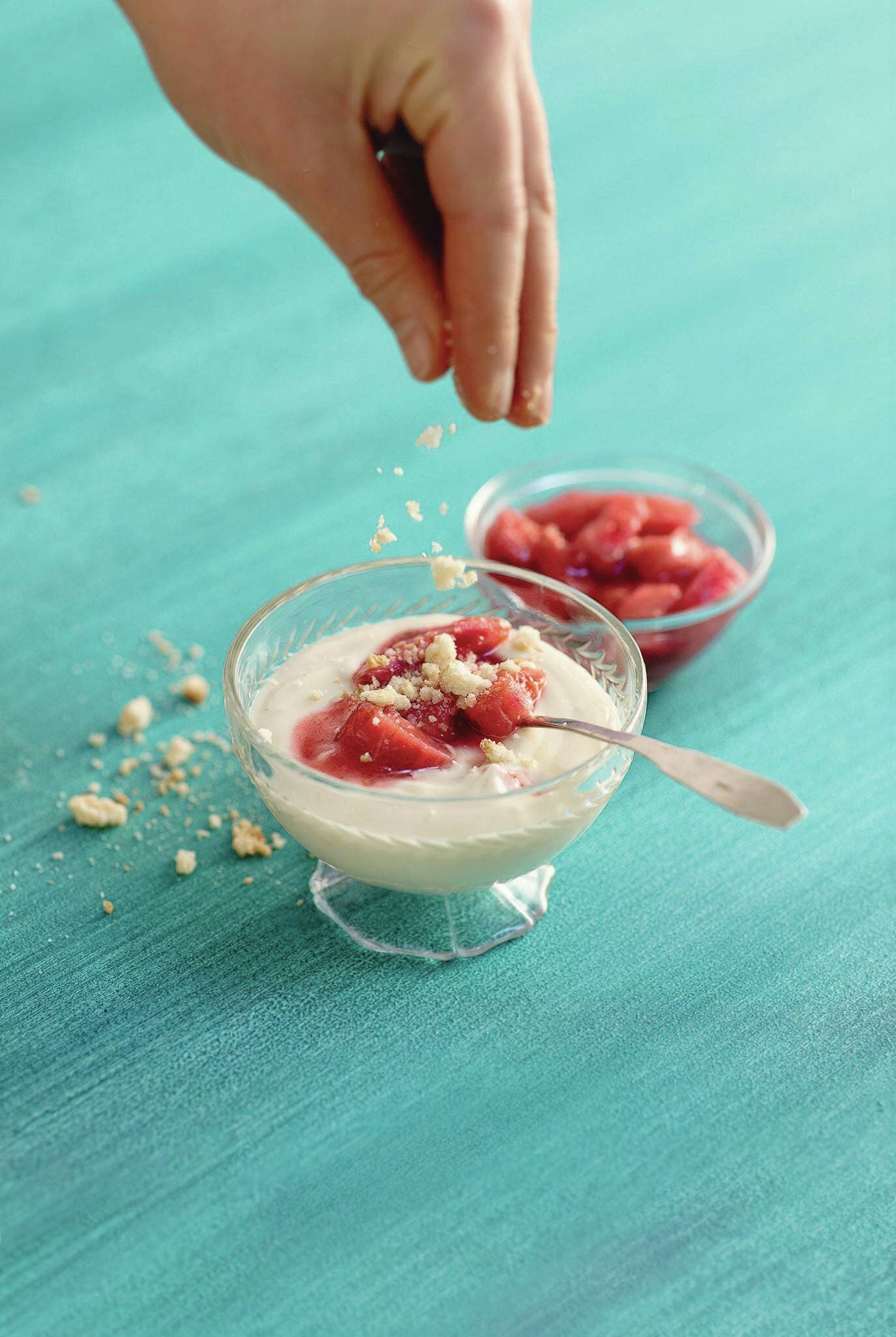 Mandelcreme mit süßsaurem Rhabarberkompott