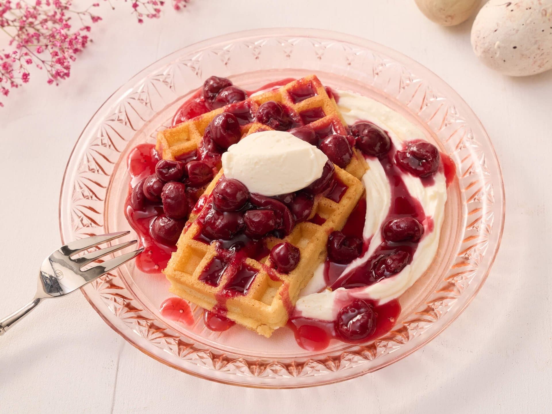 Waffeln mit heißen Kirschen und Mascarpone-Quark
