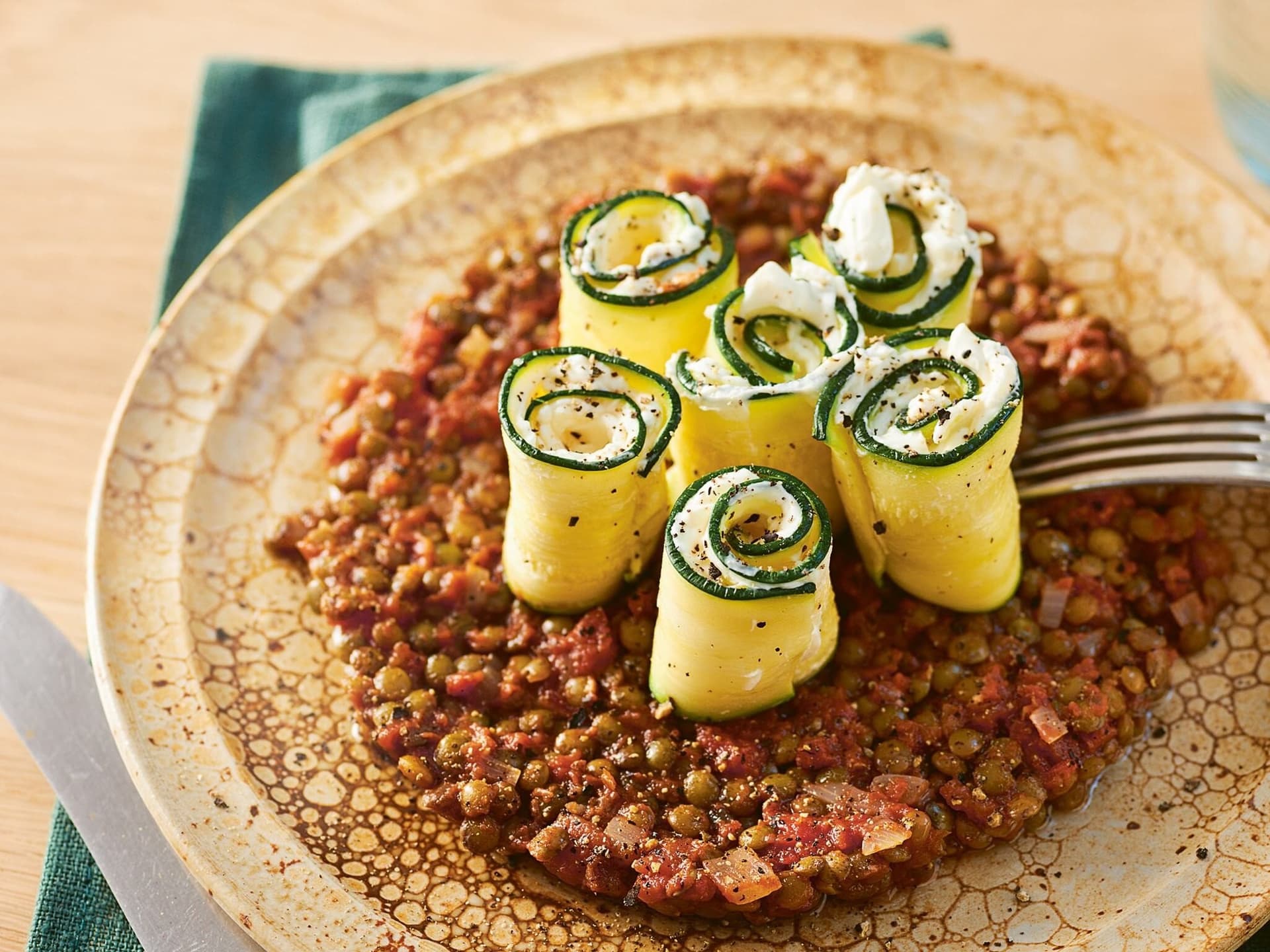 Balsamico-Linsen mit Zucchini-Röllchen