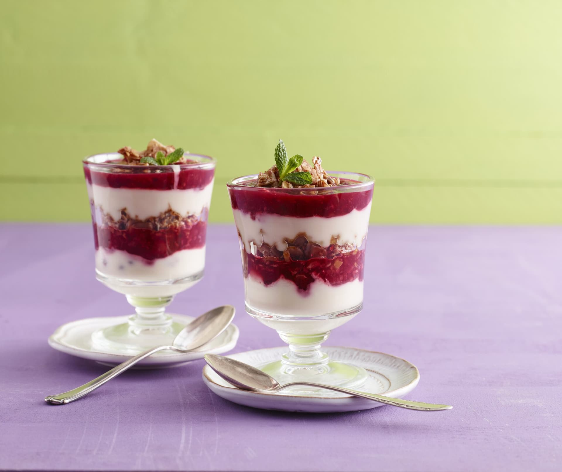 Schichtdessert mit Beeren und Karamell-Mandeln