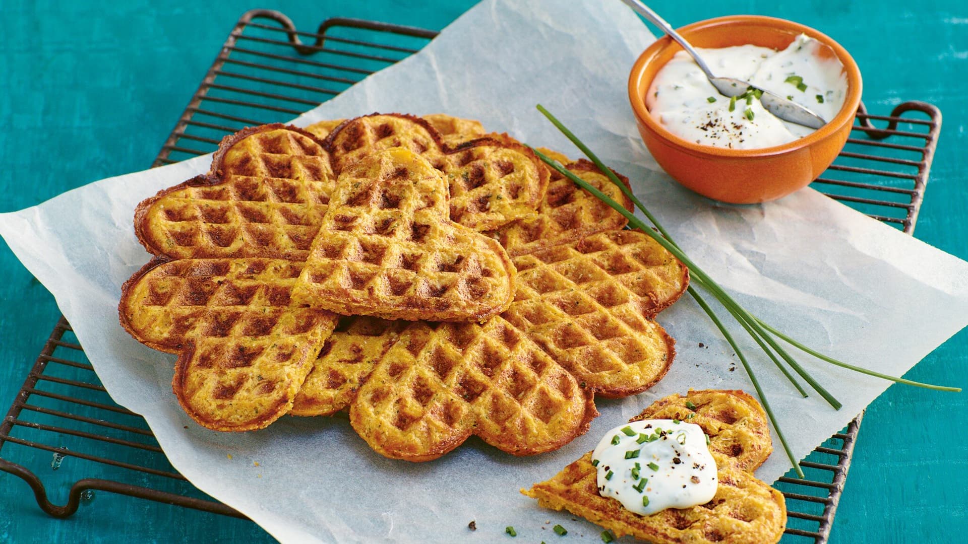 Süßkartoffel-Kichererbsen-Waffeln mit Kräuterdip