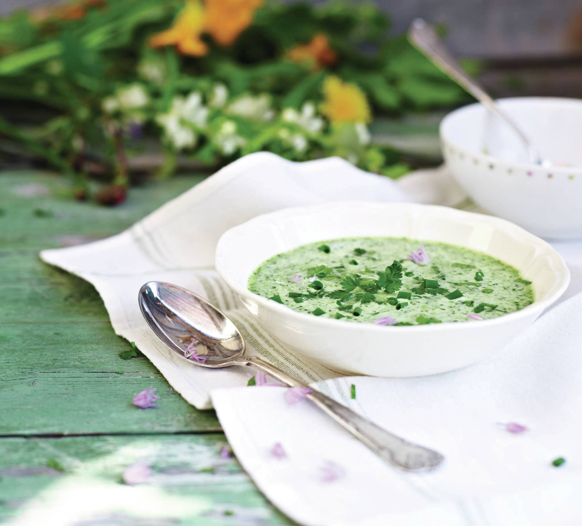 Frühlingskräutersuppe mit Sellerie