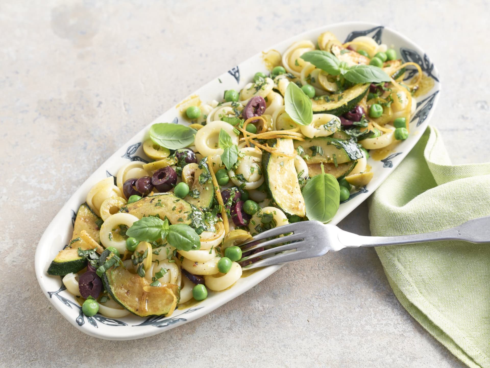 Sommersalat mit Pasta, Erbsen und Oliven