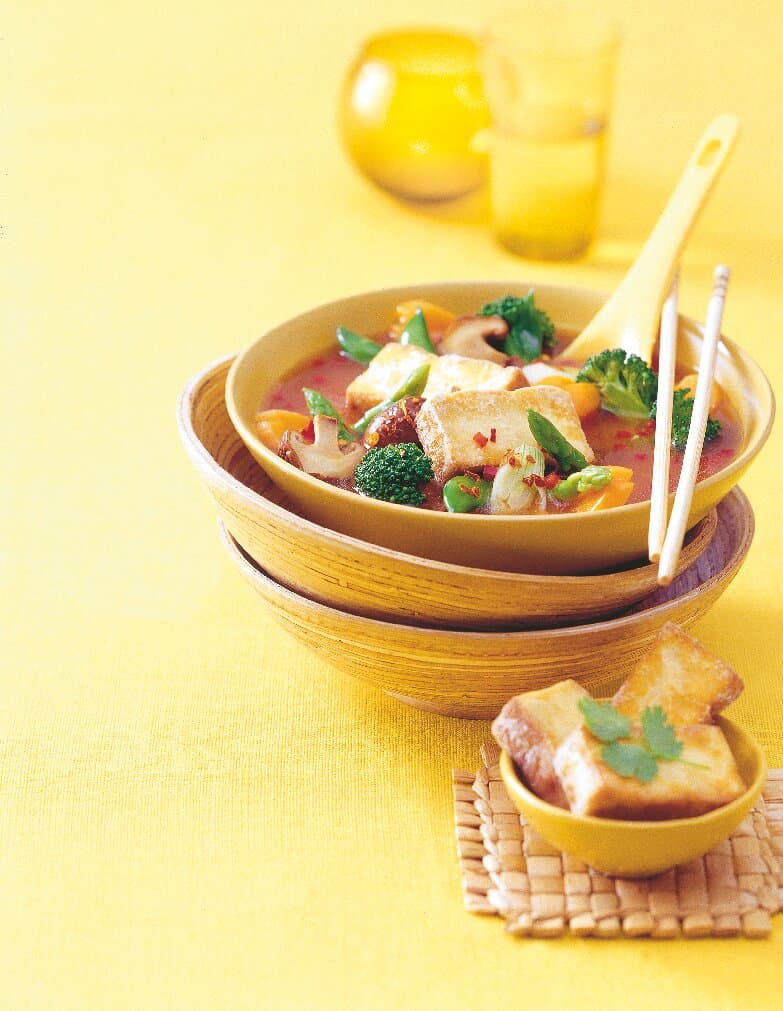 Asia-Gemüsesuppe mit Knuspertofu und Spargel