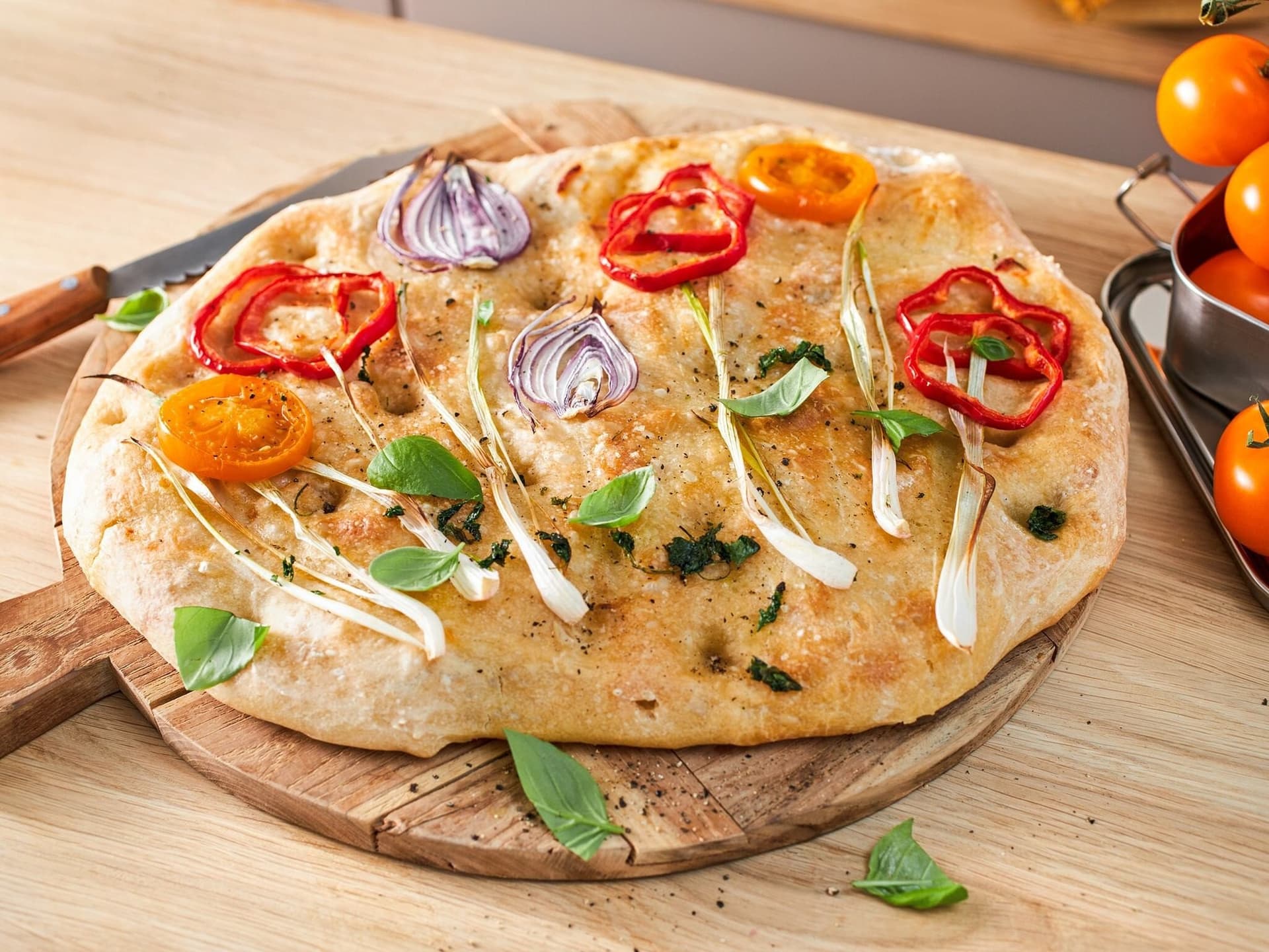 Blumen-Focaccia mit Gemüse und Kräutern