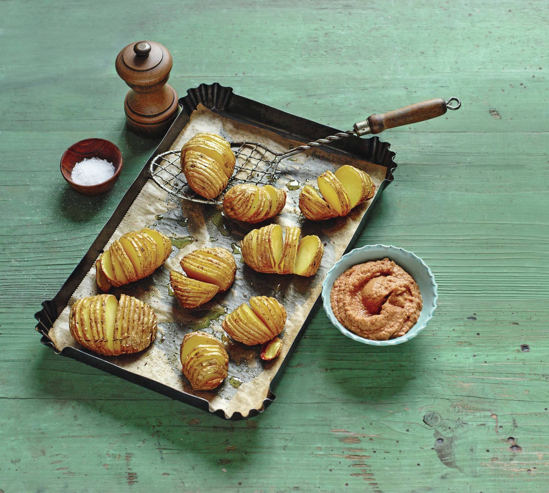 Schwedische Fächerkartoffeln mit Tomaten-Kapern-Hummus