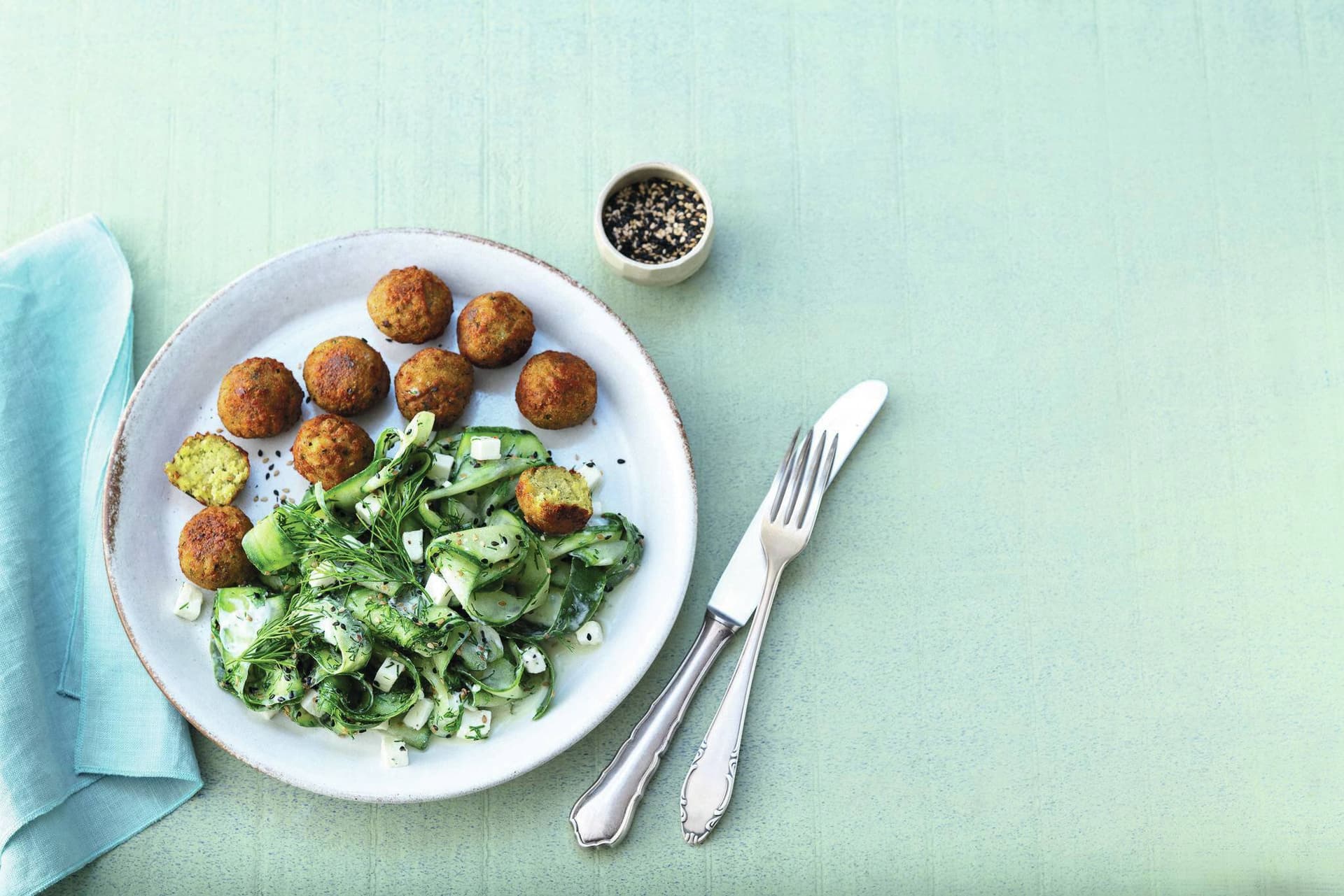 Gurken-Sesam-Salat mit Joghurt-Zitronen-Dressing
