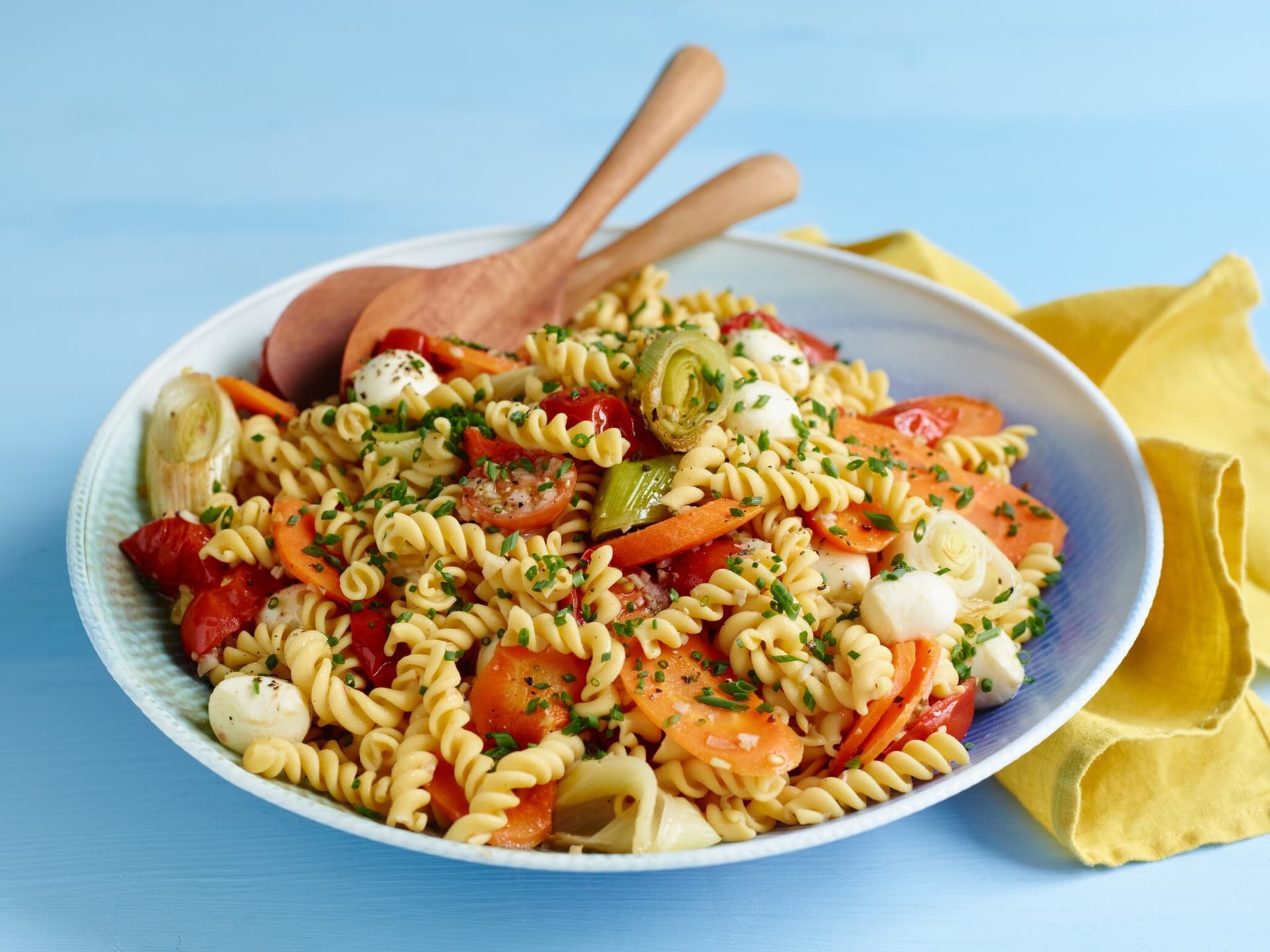 Salat aus Kichererbsennudeln und Ofengemüse