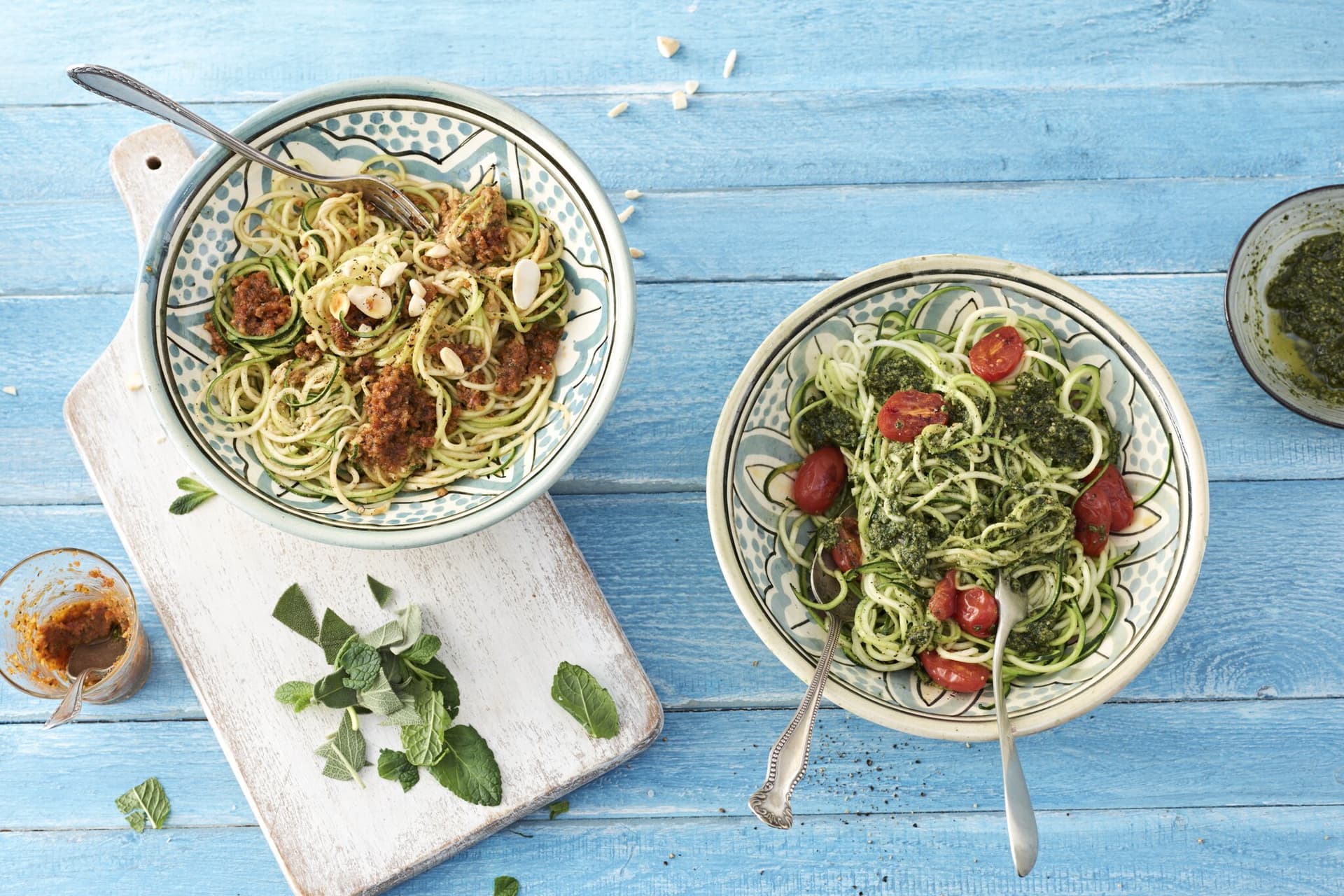 Zucchini-Nudeln mit Cashew-Minze-Pesto