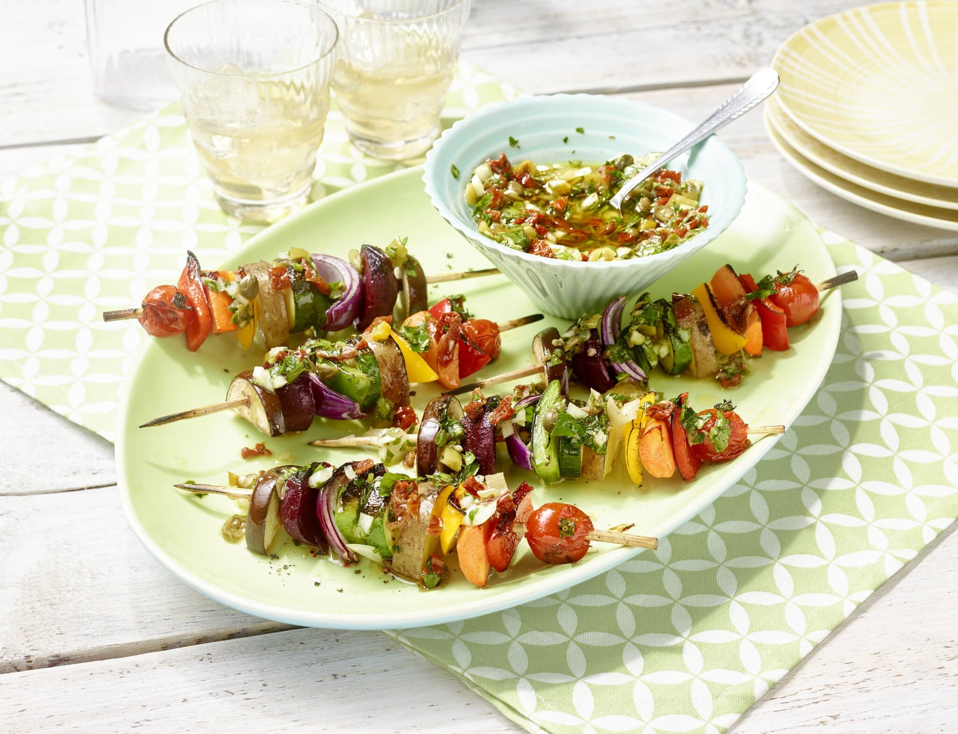 Kartoffel-Gemüse-Spieße mit mediterraner Salsa