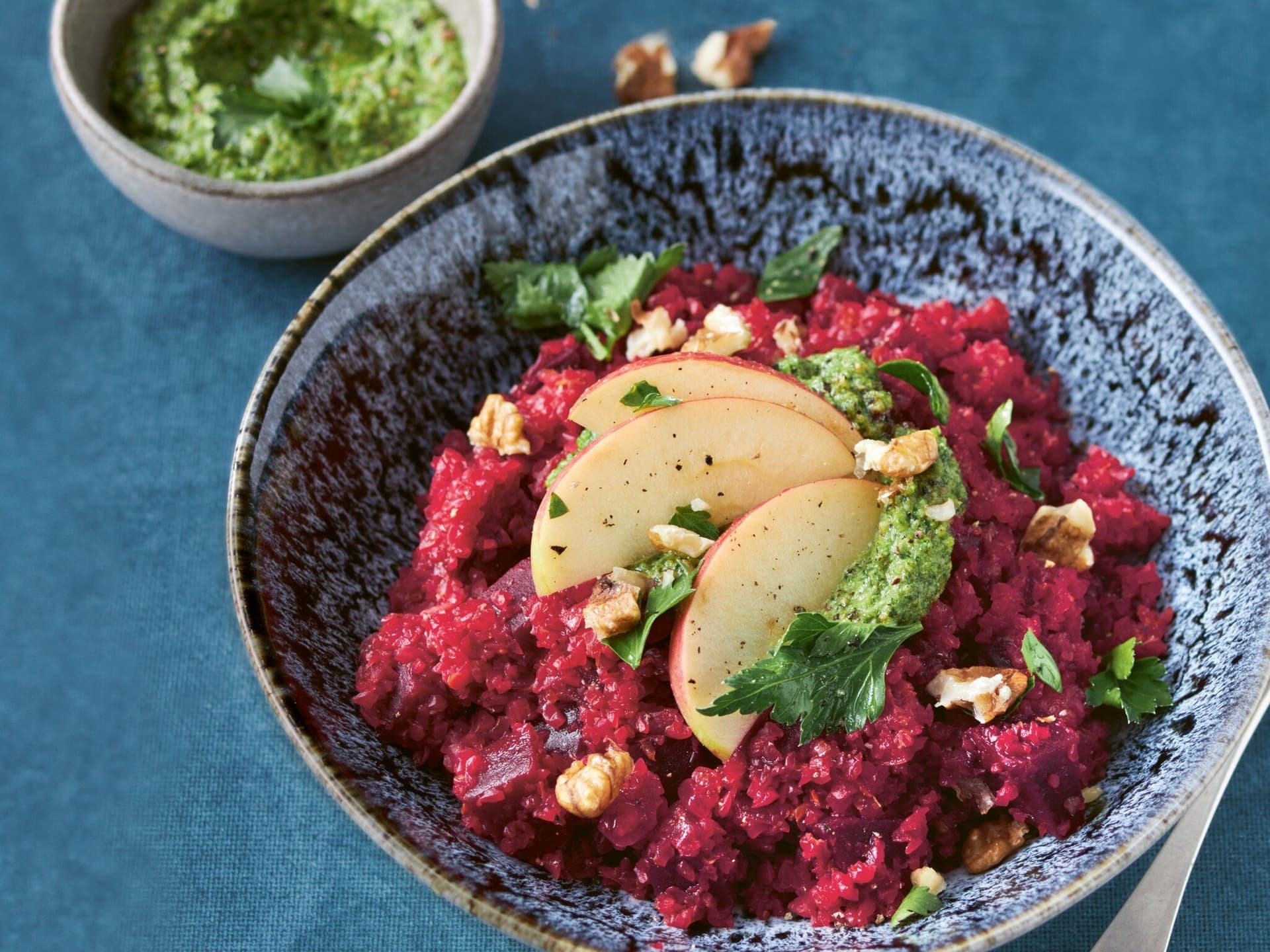 Rotes Bulgur-Risotto mit Petersilien-Pesto