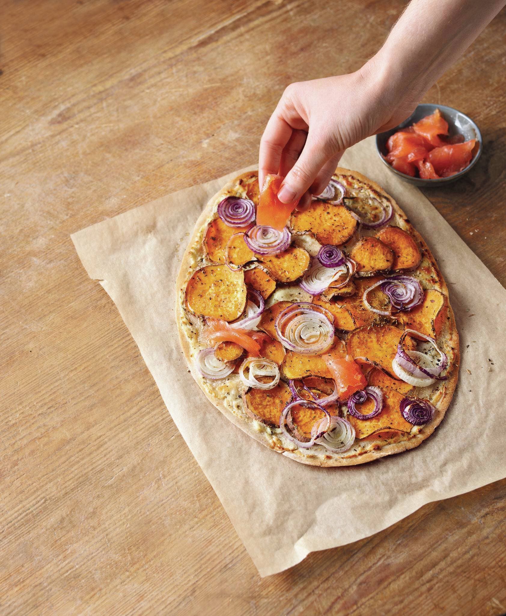 Süßkartoffel-Kräuter-Flammkuchen mit Räucherlachs