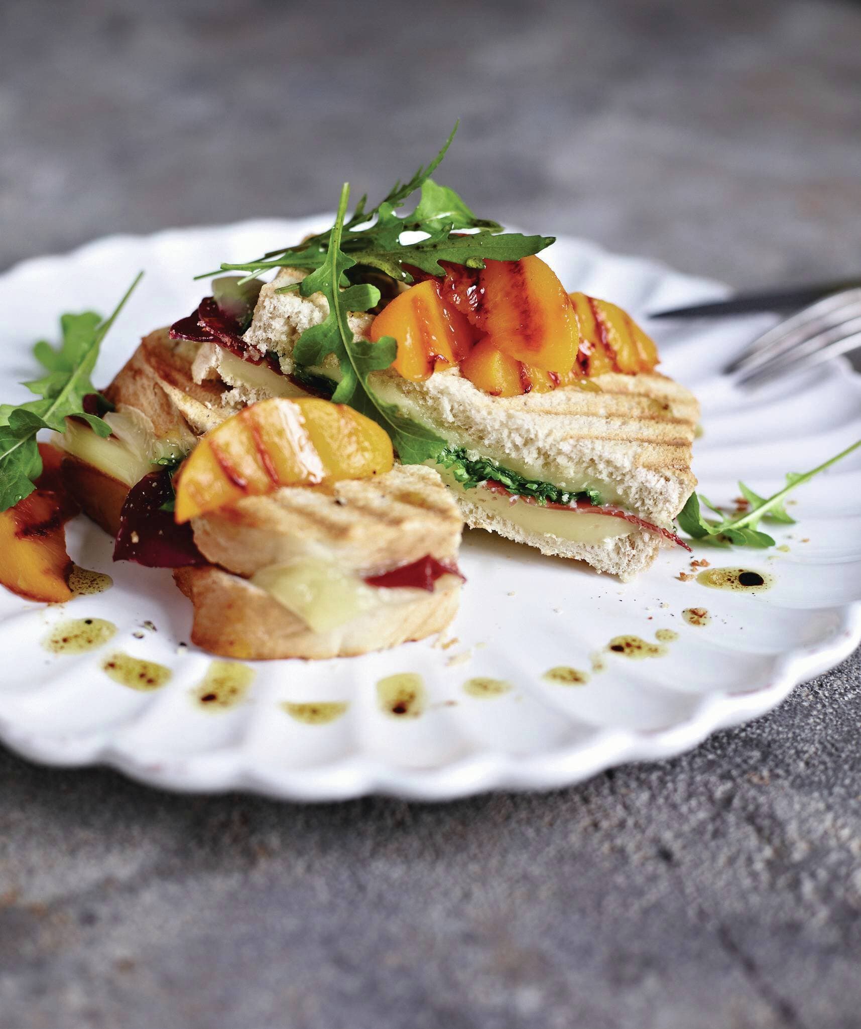 Croque Monsieur mit Bresaola und gegrilltem Pfirsich