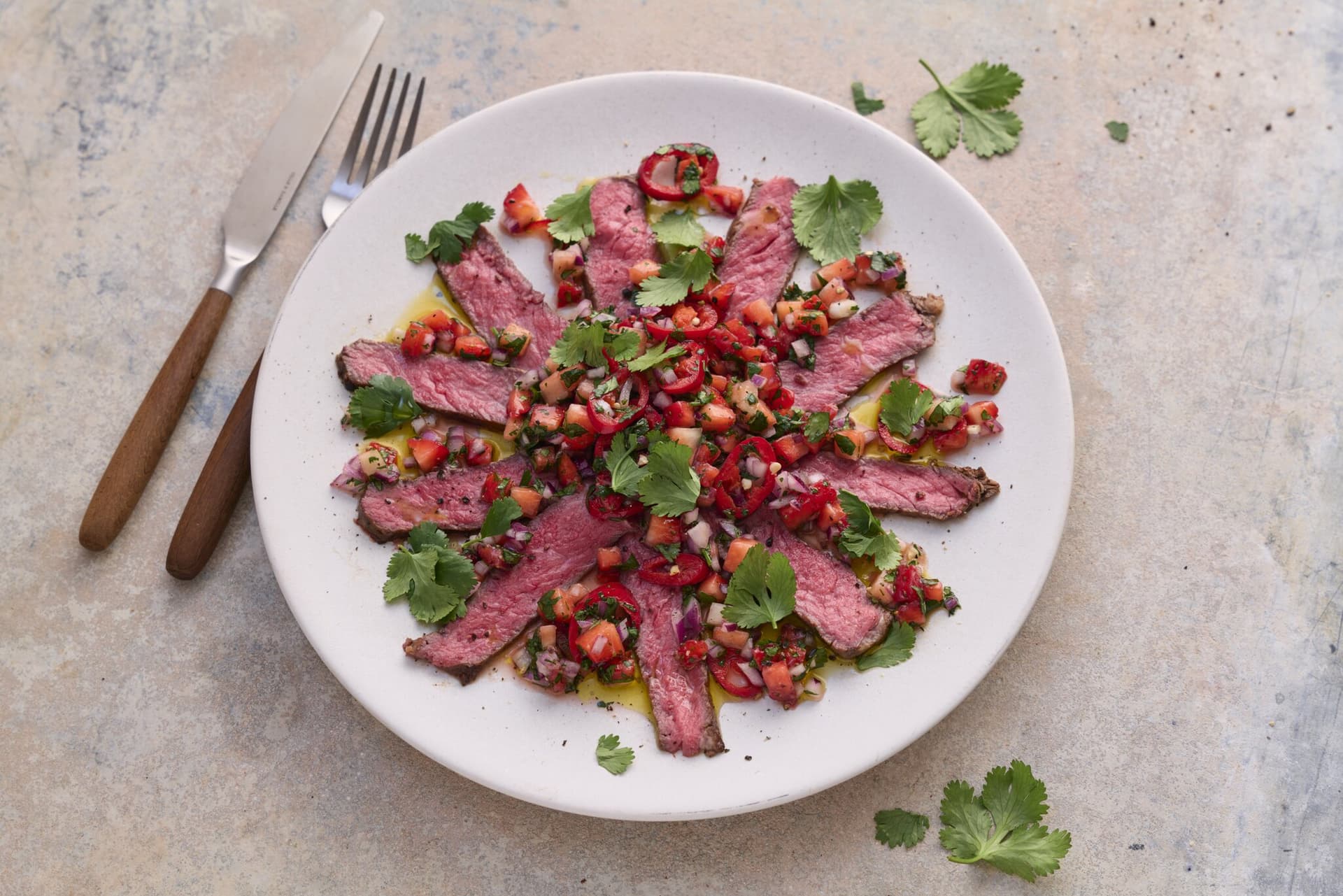 Lauwarmes Roastbeef mit Erdbeer-Chili-Salsa