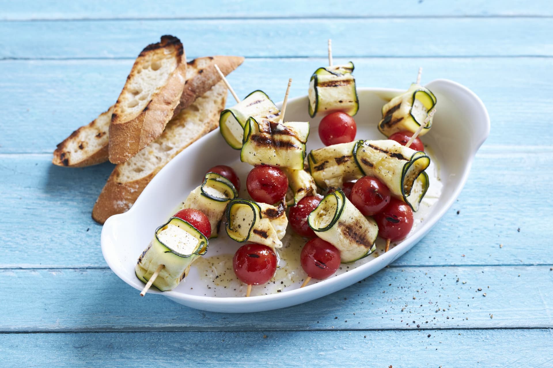 Zucchini-Schafskäse-Spieße mit Tomaten
