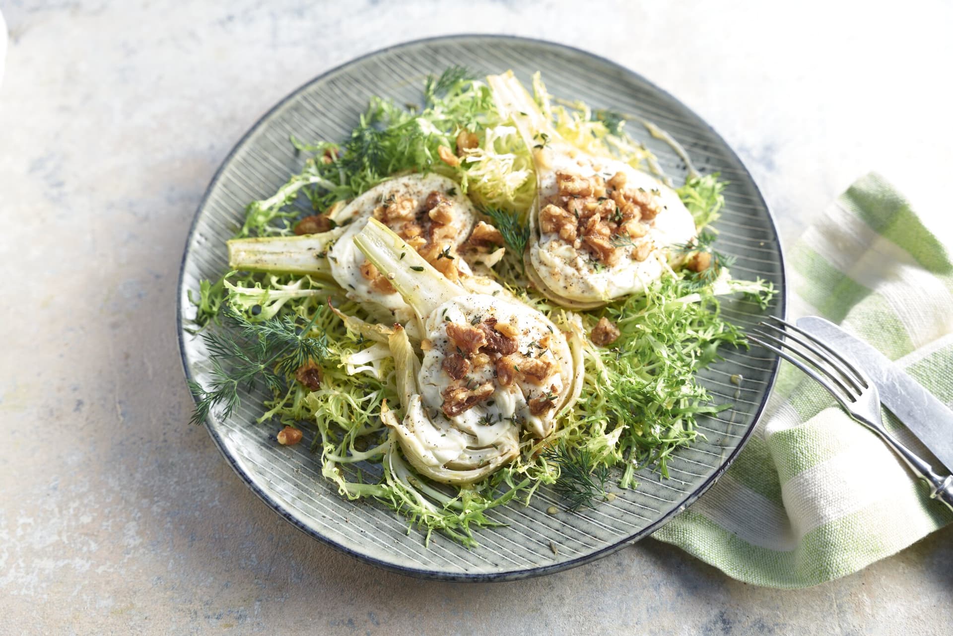 Gebackener Fenchel mit Ziegenkäse-Walnuss-Haube