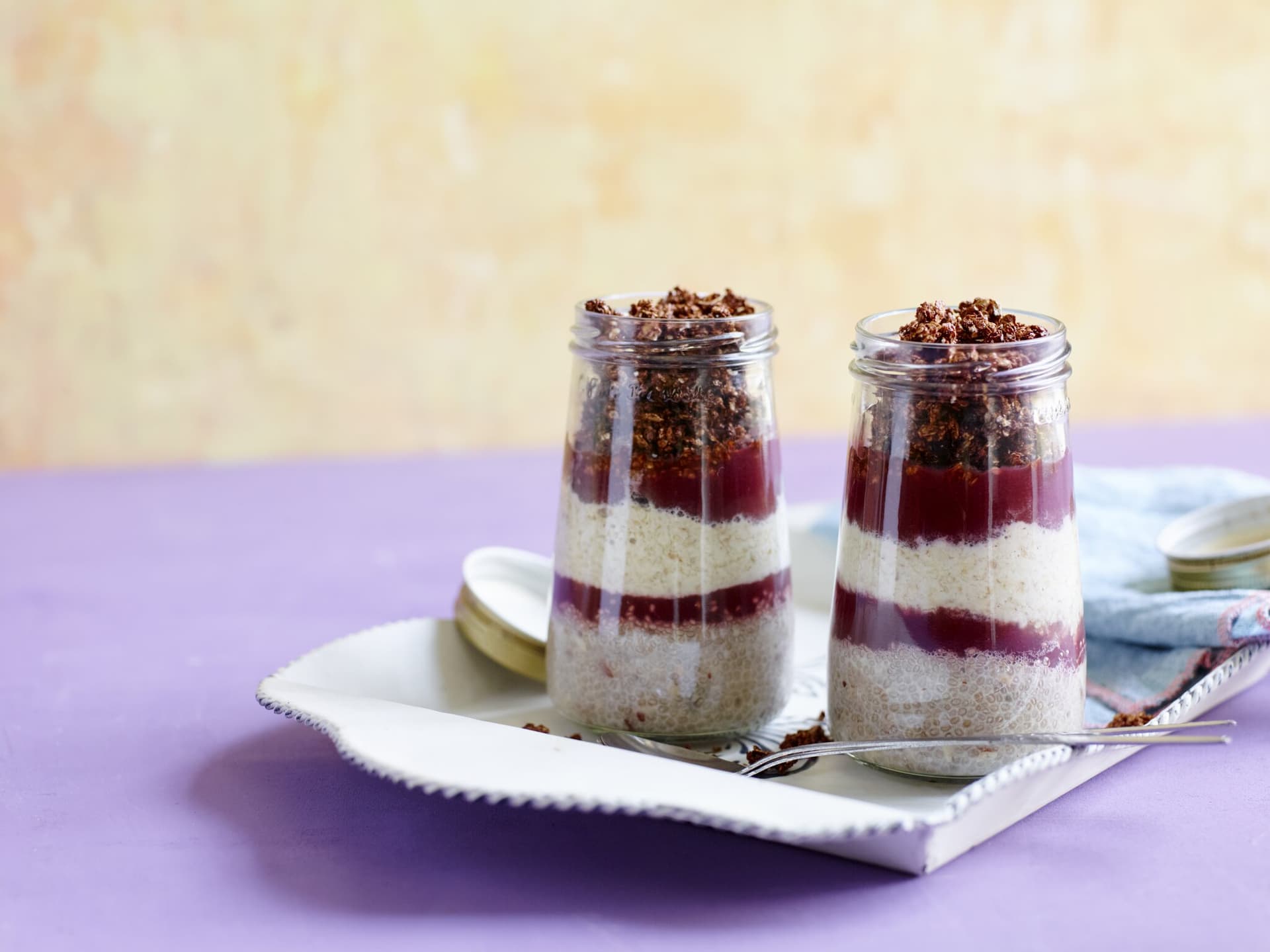 Vegane Overnight-Oats mit Quinoa-Knusper