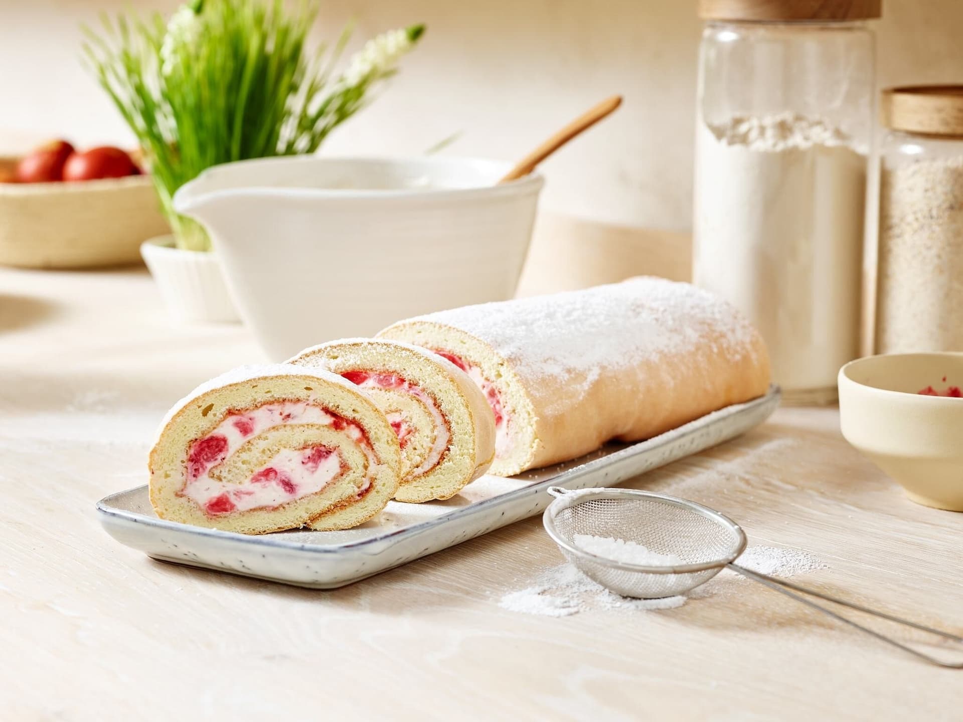 Vegane Biskuitrolle mit Erdbeerfüllung