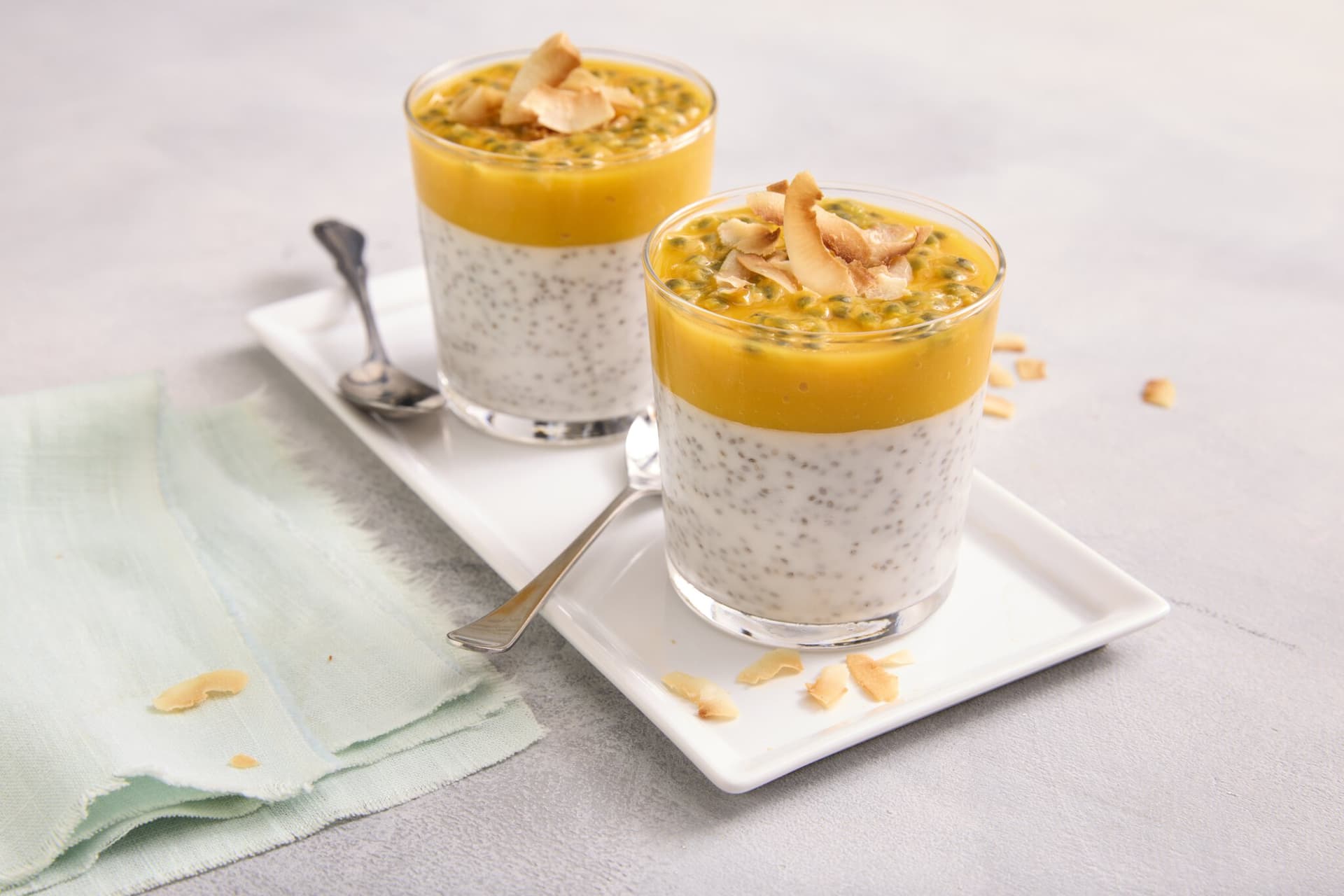 Kokos-Chiapudding mit Mango und Maracuja