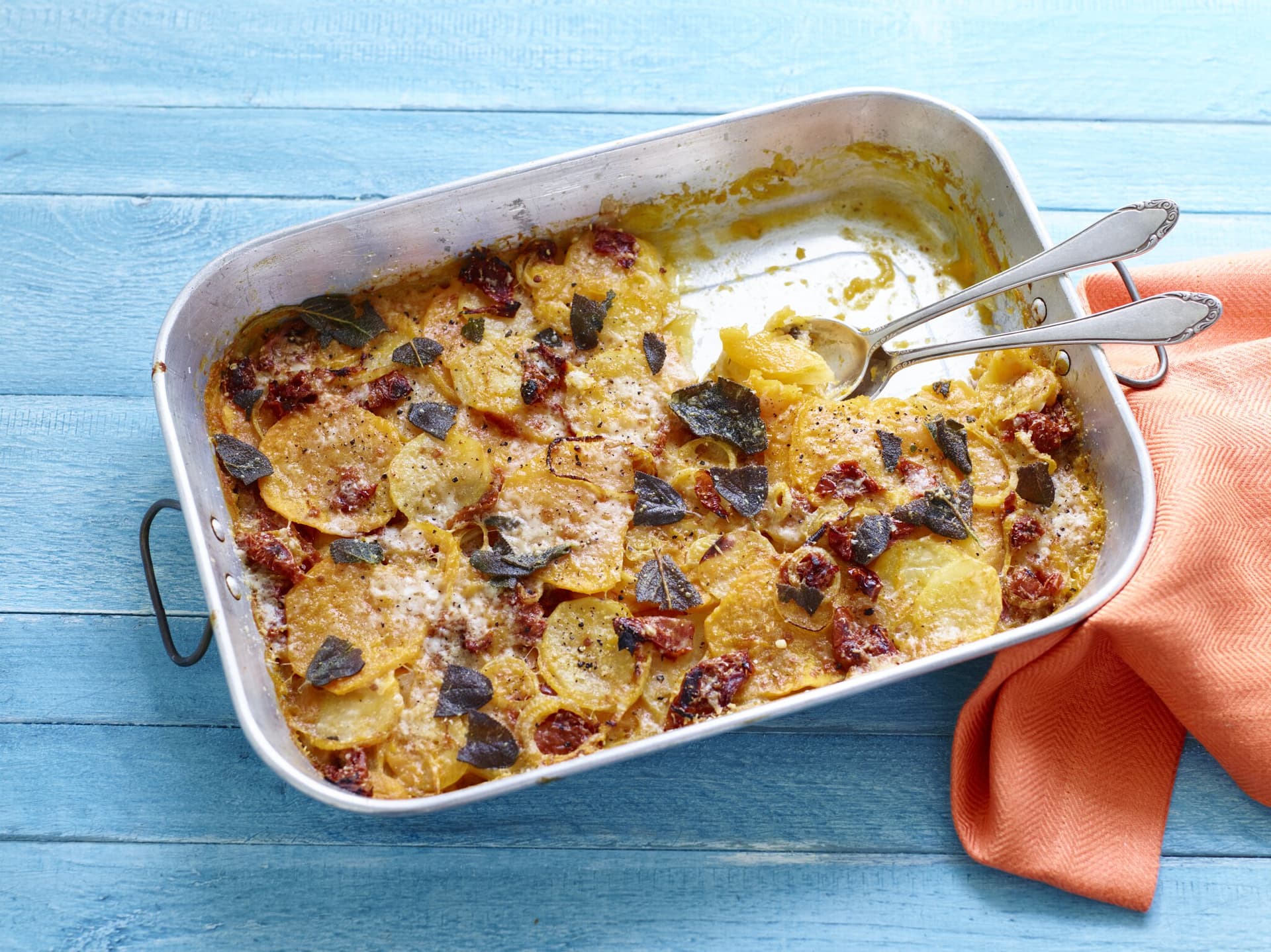 Kartoffel-Kürbis-Auflauf mit Parmesan und Salbei