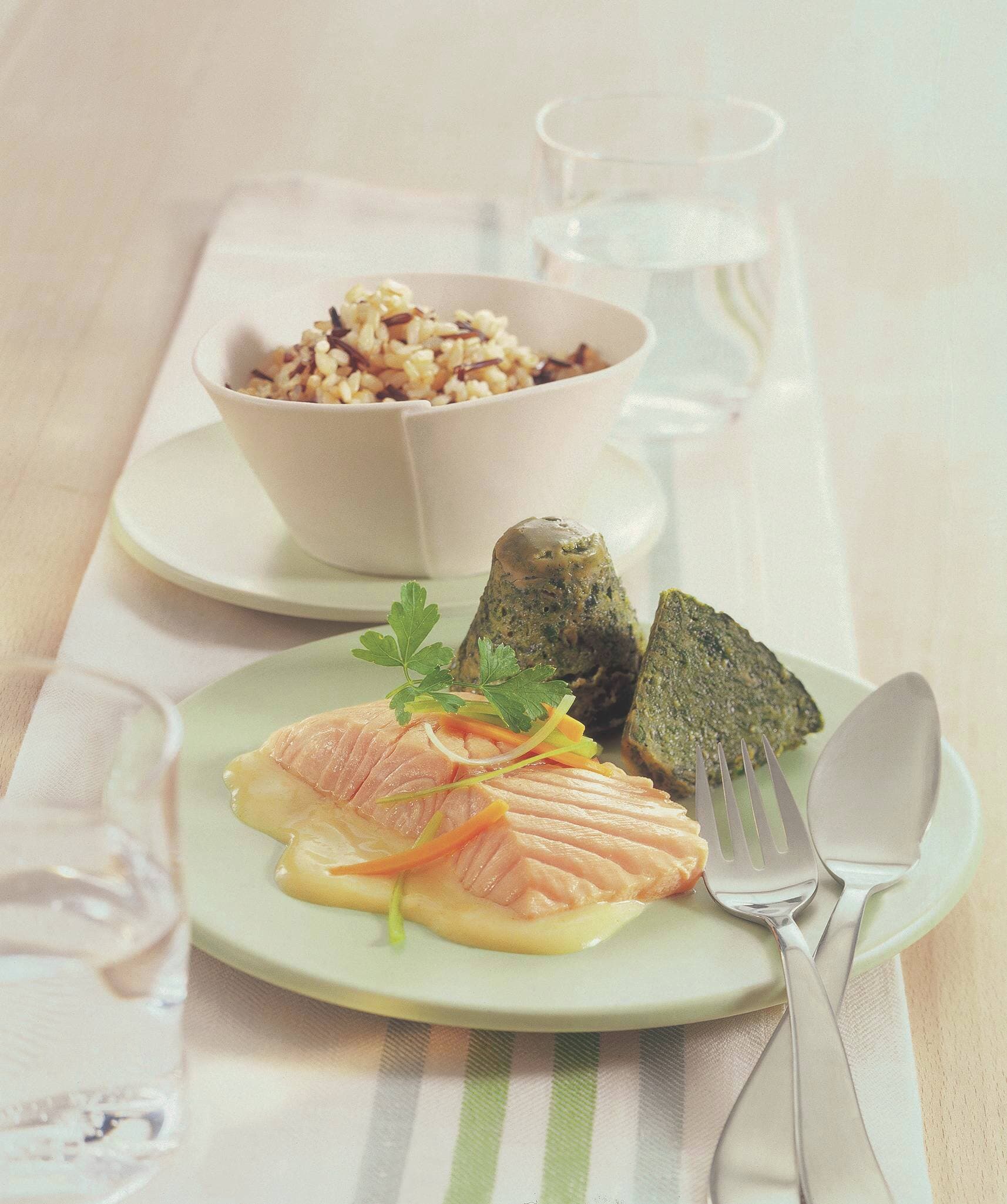 Pochierter Lachs mit Spinatflan und Wildreis