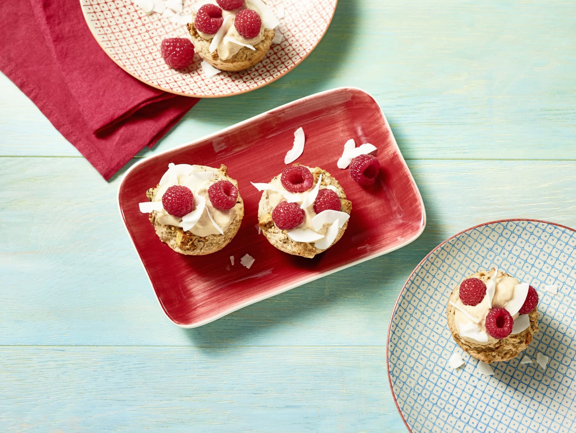 Müsli-Cupcakes mit Kokos-Himbeer-Topping