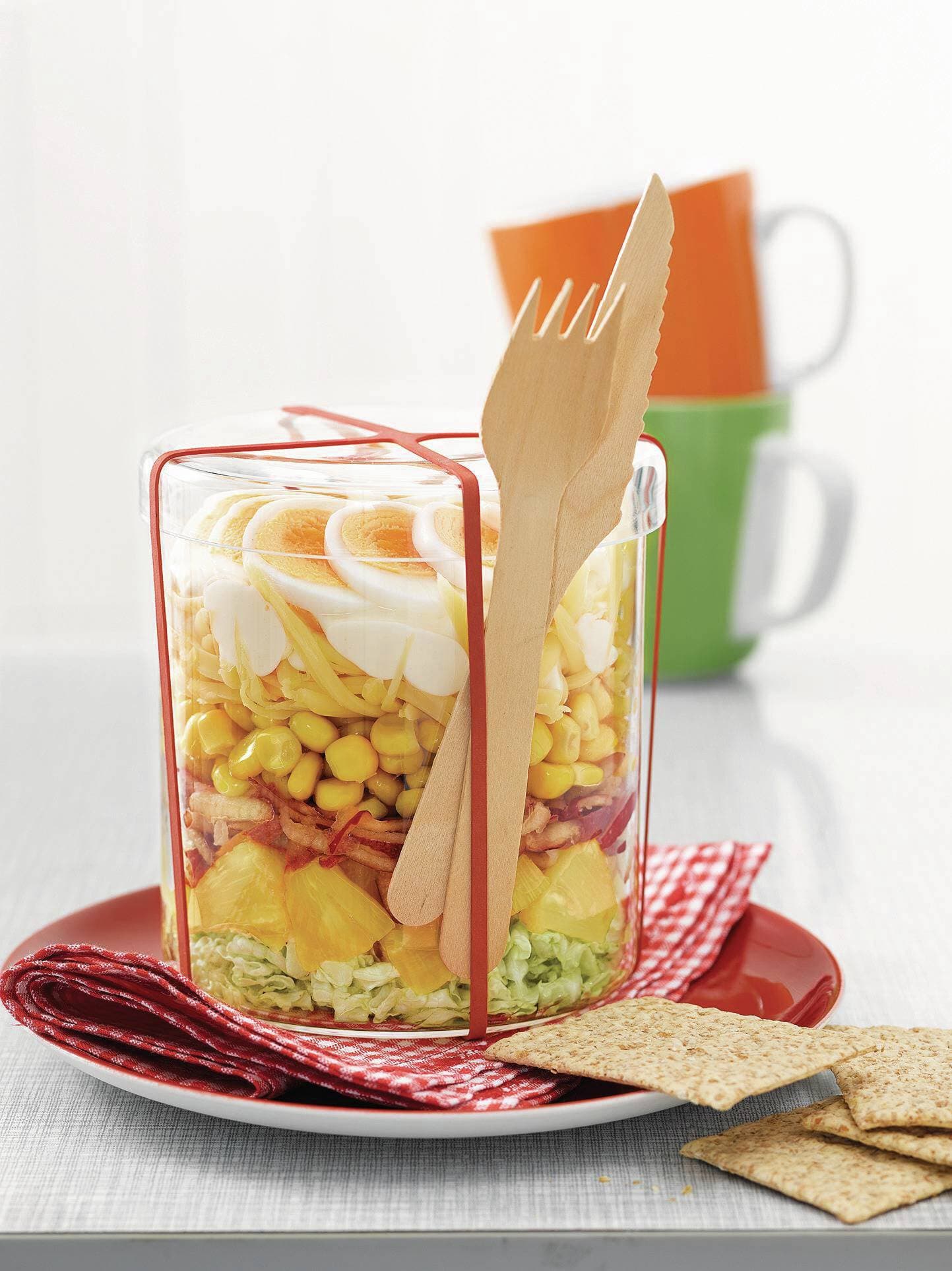 Ananas-Chinakohl-Schichtsalat mit Apfel und Ei