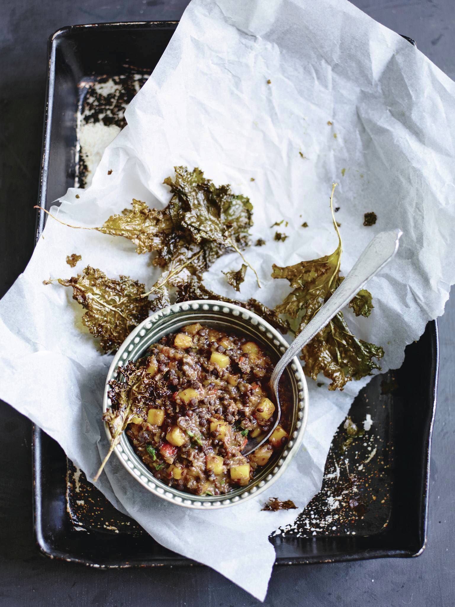 Indisches Dal aus Linsen mit Mango und Grünkohl-Chips