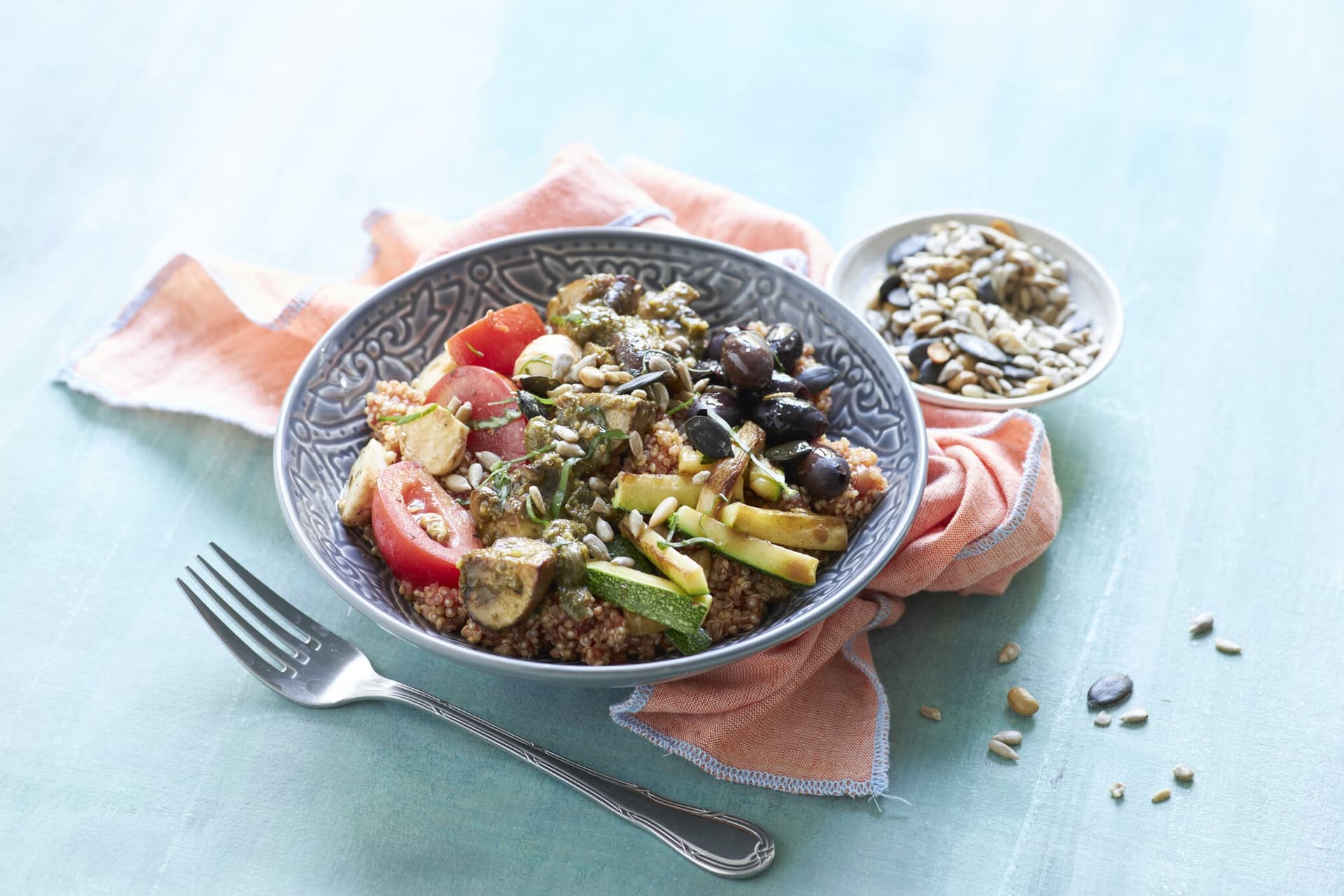 Mediterrane Bowl mit Quinoa und Gemüse