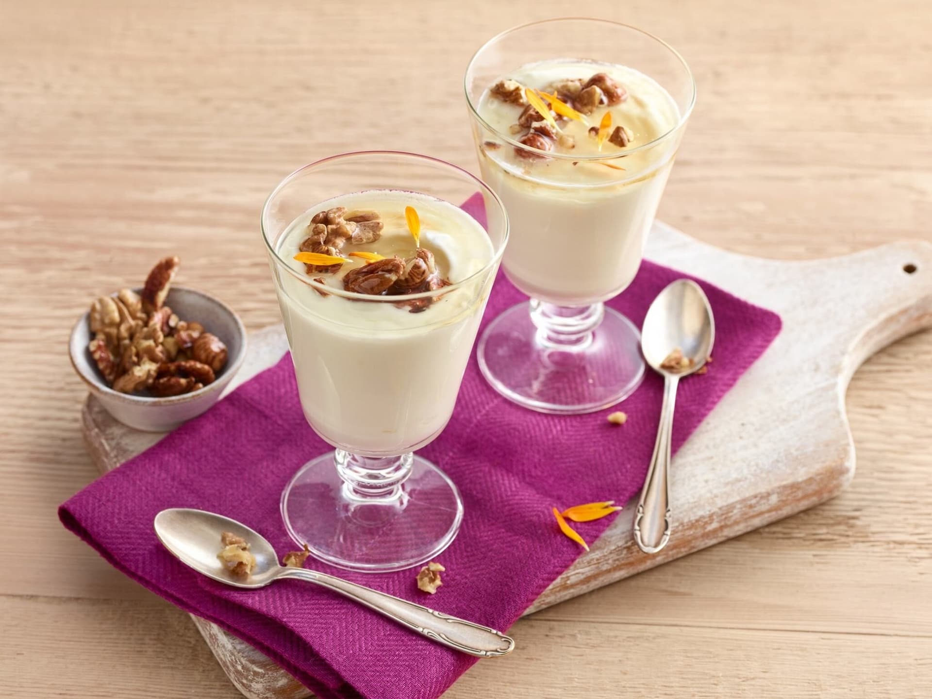 Griechischer Joghurt mit Honig und Nüssen