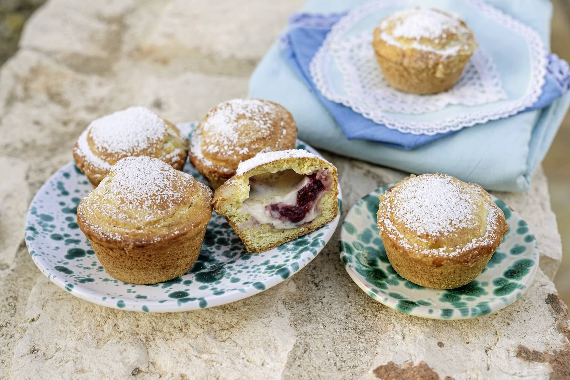 Mürbeteigküchlein mit Vanillecreme und Kirschen