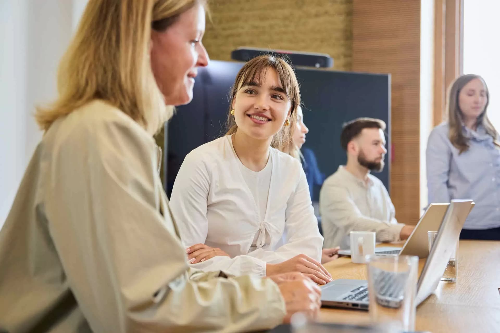 Mitarbeiterinnen und Mitarbeiter beim Arbeiten am Campus